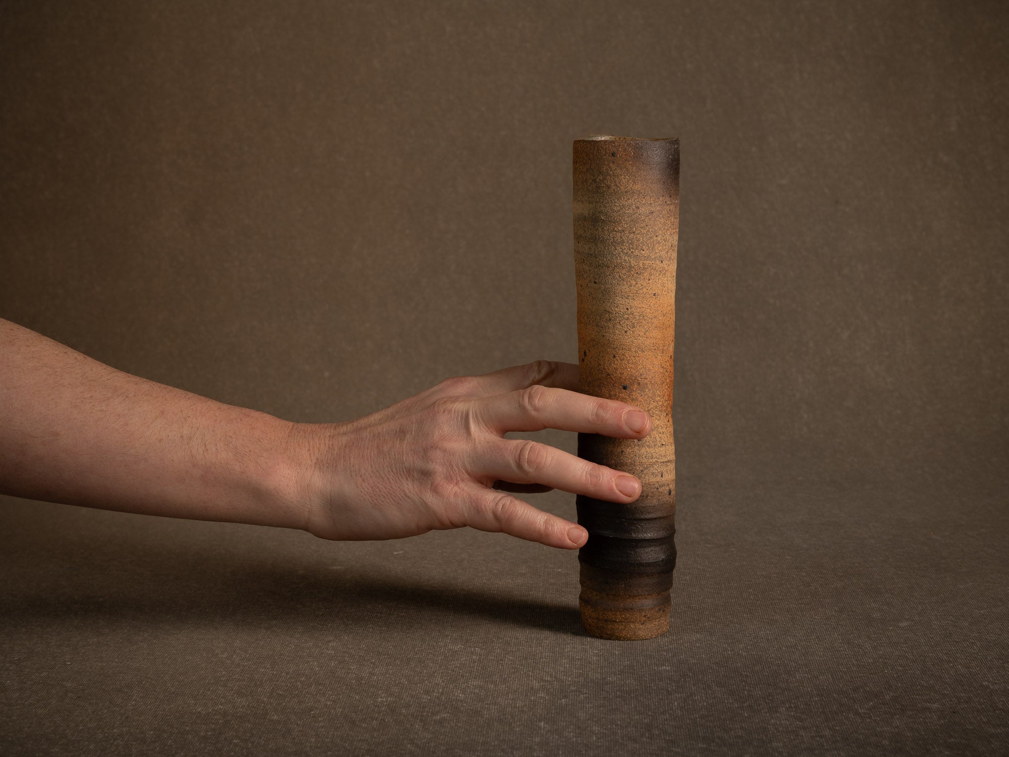 Vase rouleau en grès tourné par Jean-Paul et Suzy Brunet, Atelier Palègre, France (circa 1975)..Stoneware cylinder vase thrown by Jean-Paul and Suzy Brunet, Atelier Palègre, France (circa 1975)
