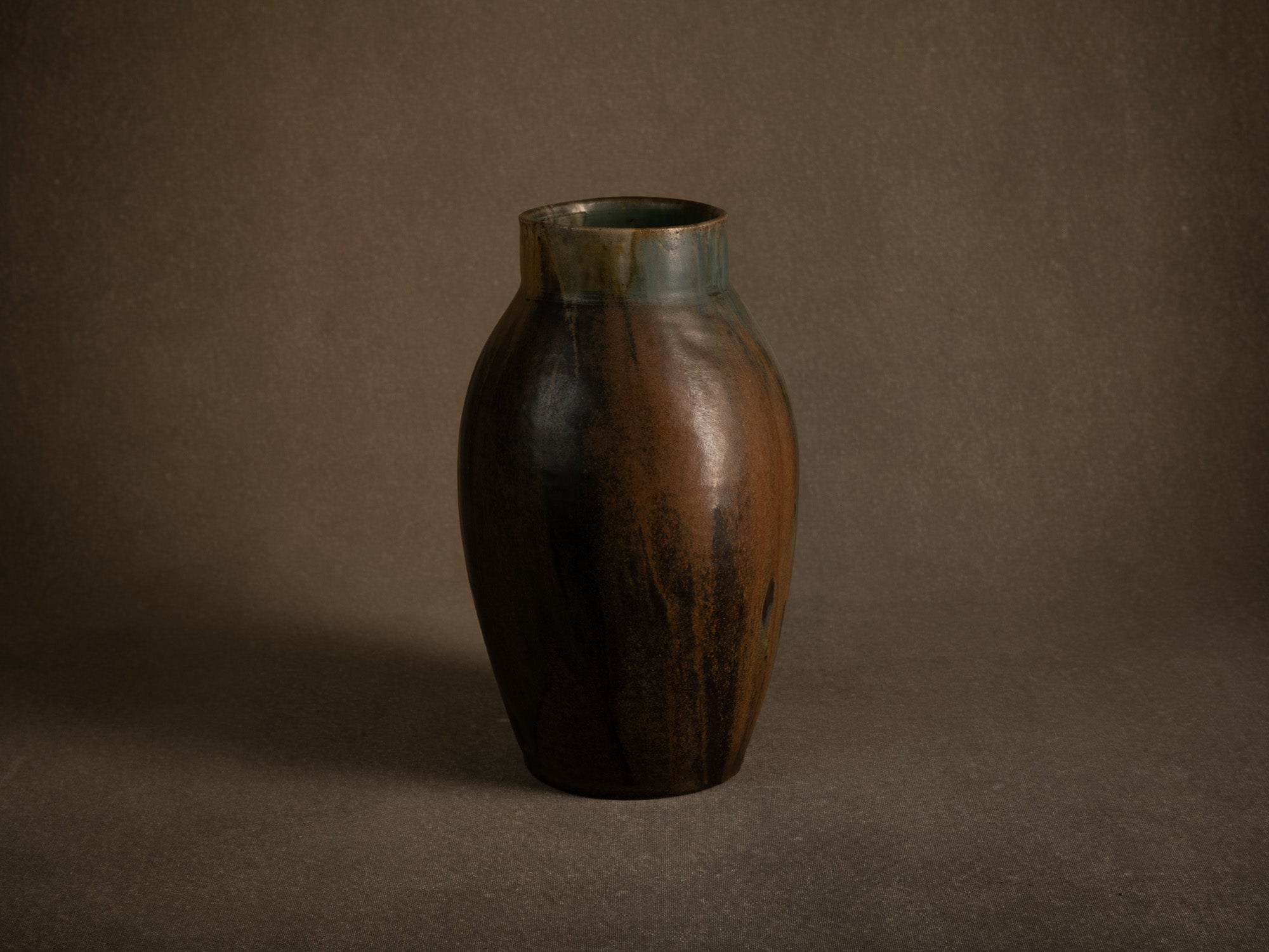 Remarquable vase en grès japoniste de Nils de Barck à Saint‑Amand‑en‑Puisaye, France (vers 1895-1900)..Oustanding Carriès school japonisme stoneware vase by Nils de Barck in Puisaye, France (circa 1895-1900)