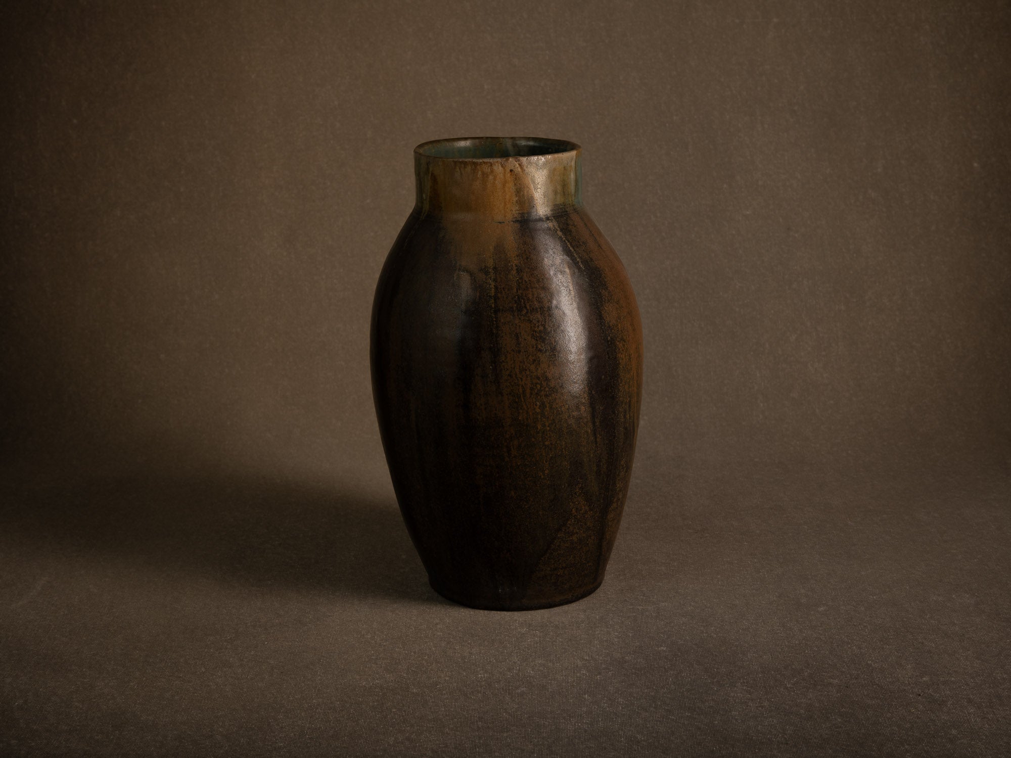 Remarquable vase en grès japoniste de Nils de Barck à Saint‑Amand‑en‑Puisaye, France (vers 1895-1900)..Oustanding Carriès school japonisme stoneware vase by Nils de Barck in Puisaye, France (circa 1895-1900)