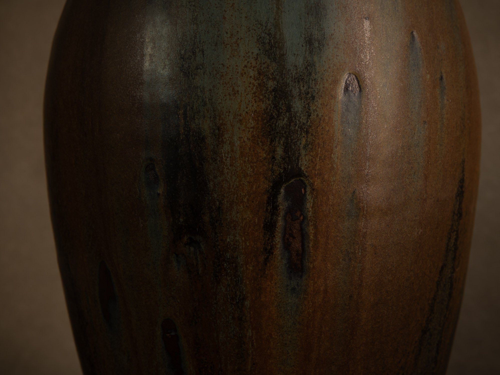 Remarquable vase en grès japoniste de Nils de Barck à Saint‑Amand‑en‑Puisaye, France (vers 1895-1900)..Oustanding Carriès school japonisme stoneware vase by Nils de Barck in Puisaye, France (circa 1895-1900)