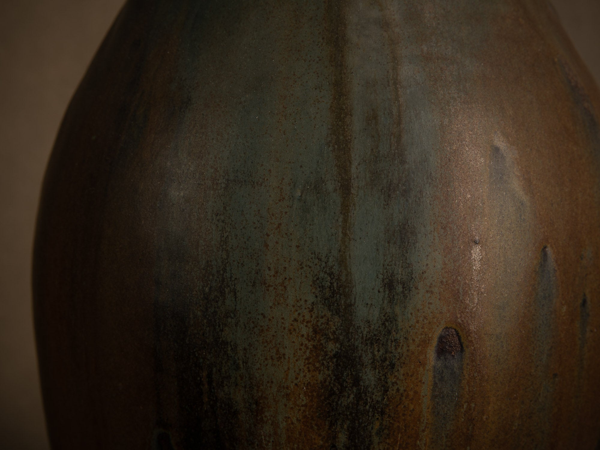Remarquable vase en grès japoniste de Nils de Barck à Saint‑Amand‑en‑Puisaye, France (vers 1895-1900)..Oustanding Carriès school japonisme stoneware vase by Nils de Barck in Puisaye, France (circa 1895-1900)