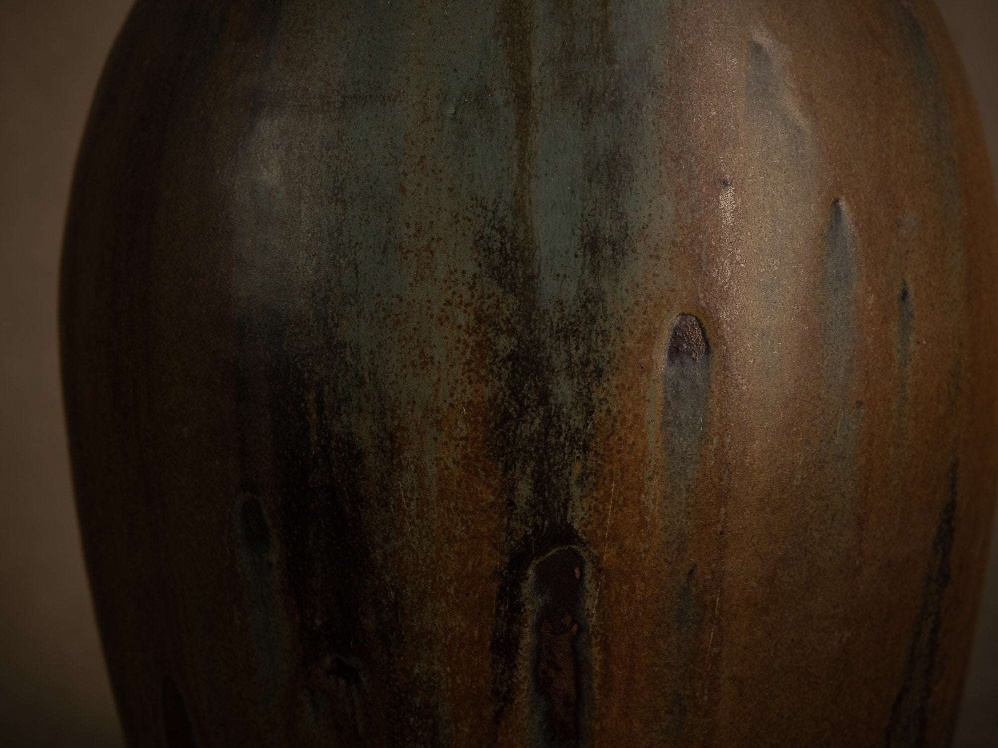Remarquable vase en grès japoniste de Nils de Barck à Saint‑Amand‑en‑Puisaye, France (vers 1895-1900)..Oustanding Carriès school japonisme stoneware vase by Nils de Barck in Puisaye, France (circa 1895-1900)