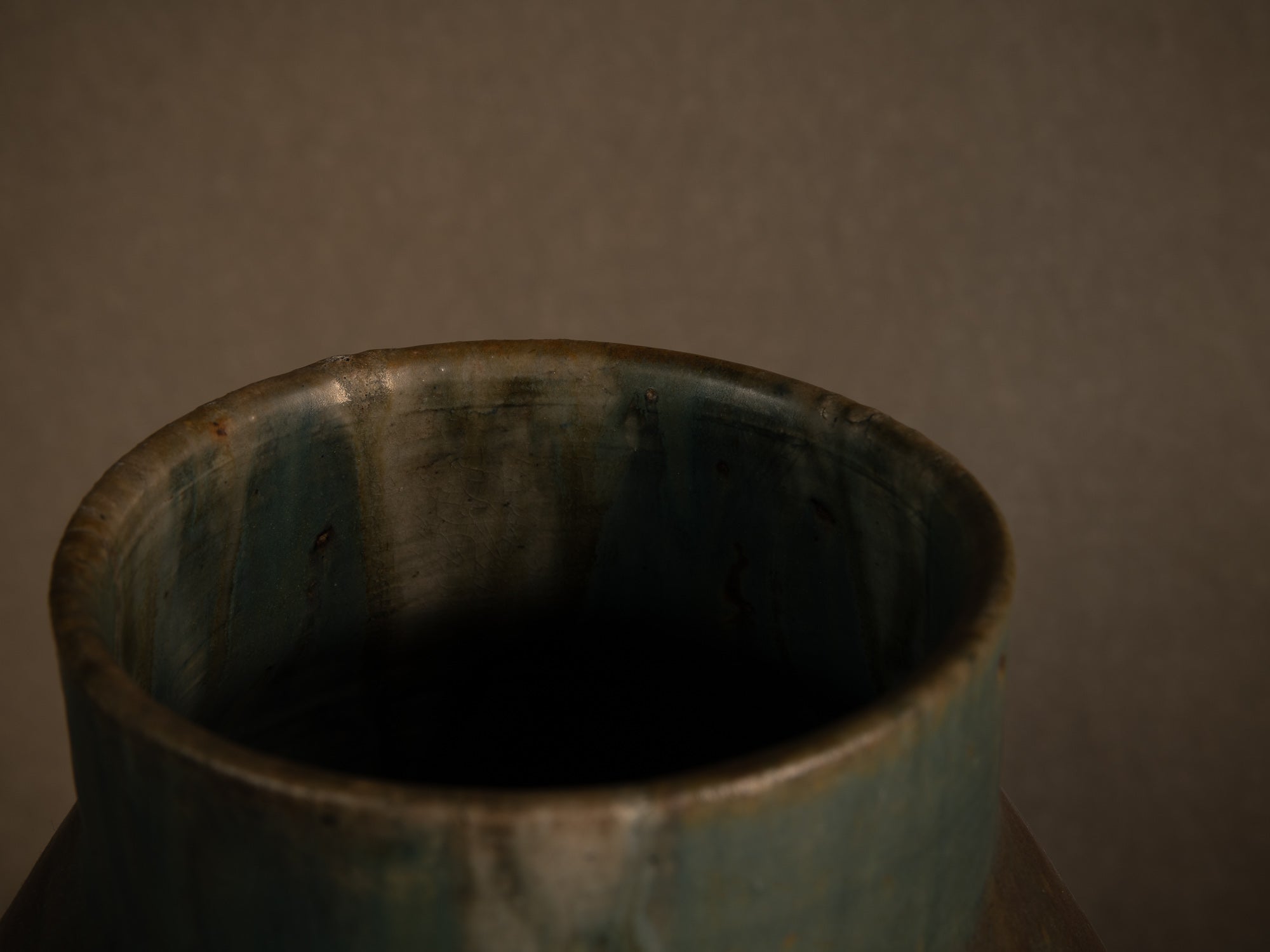 Remarquable vase en grès japoniste de Nils de Barck à Saint‑Amand‑en‑Puisaye, France (vers 1895-1900)..Oustanding Carriès school japonisme stoneware vase by Nils de Barck in Puisaye, France (circa 1895-1900)