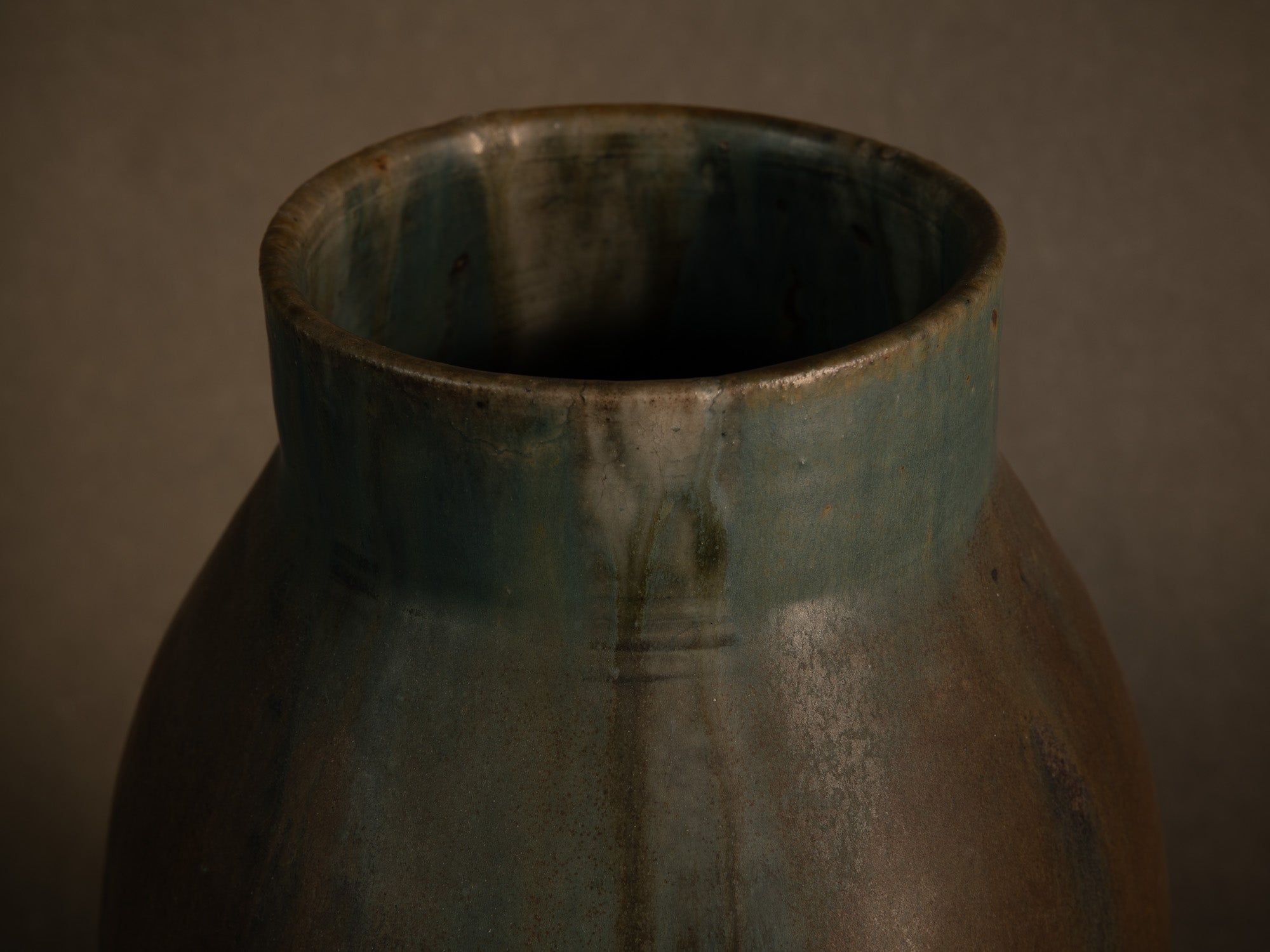 Remarquable vase en grès japoniste de Nils de Barck à Saint‑Amand‑en‑Puisaye, France (vers 1895-1900)..Oustanding Carriès school japonisme stoneware vase by Nils de Barck in Puisaye, France (circa 1895-1900)