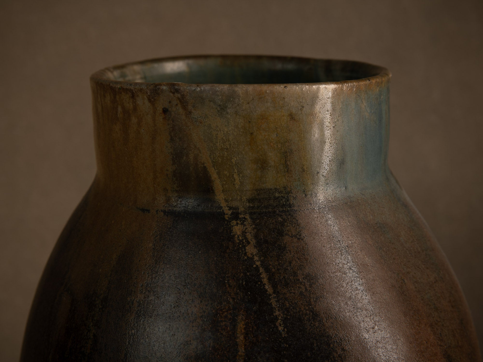 Remarquable vase en grès japoniste de Nils de Barck à Saint‑Amand‑en‑Puisaye, France (vers 1895-1900)..Oustanding Carriès school japonisme stoneware vase by Nils de Barck in Puisaye, France (circa 1895-1900)