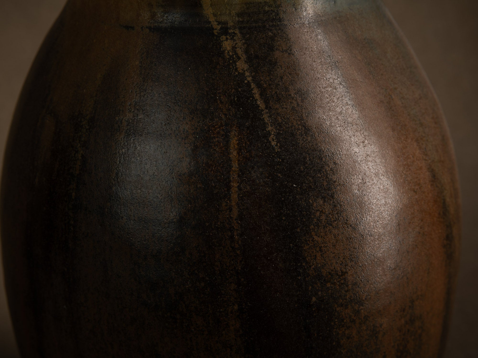 Remarquable vase en grès japoniste de Nils de Barck à Saint‑Amand‑en‑Puisaye, France (vers 1895-1900)..Oustanding Carriès school japonisme stoneware vase by Nils de Barck in Puisaye, France (circa 1895-1900)