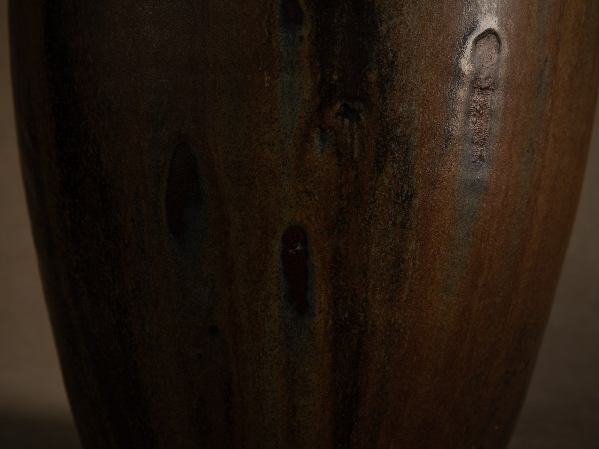 Remarquable vase en grès japoniste de Nils de Barck à Saint‑Amand‑en‑Puisaye, France (vers 1895-1900)..Oustanding Carriès school japonisme stoneware vase by Nils de Barck in Puisaye, France (circa 1895-1900)