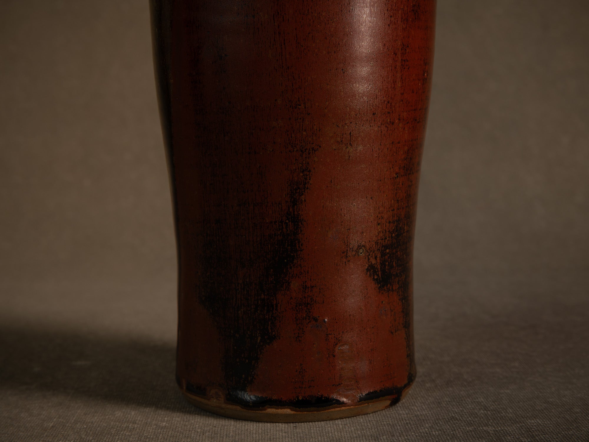 Important vase en grès tenmoku de Patrice Rouby à Souspierre, France (1978)..Important tenmoku stoneware vase by Patrice Rouby in Souspierre, France (1978)