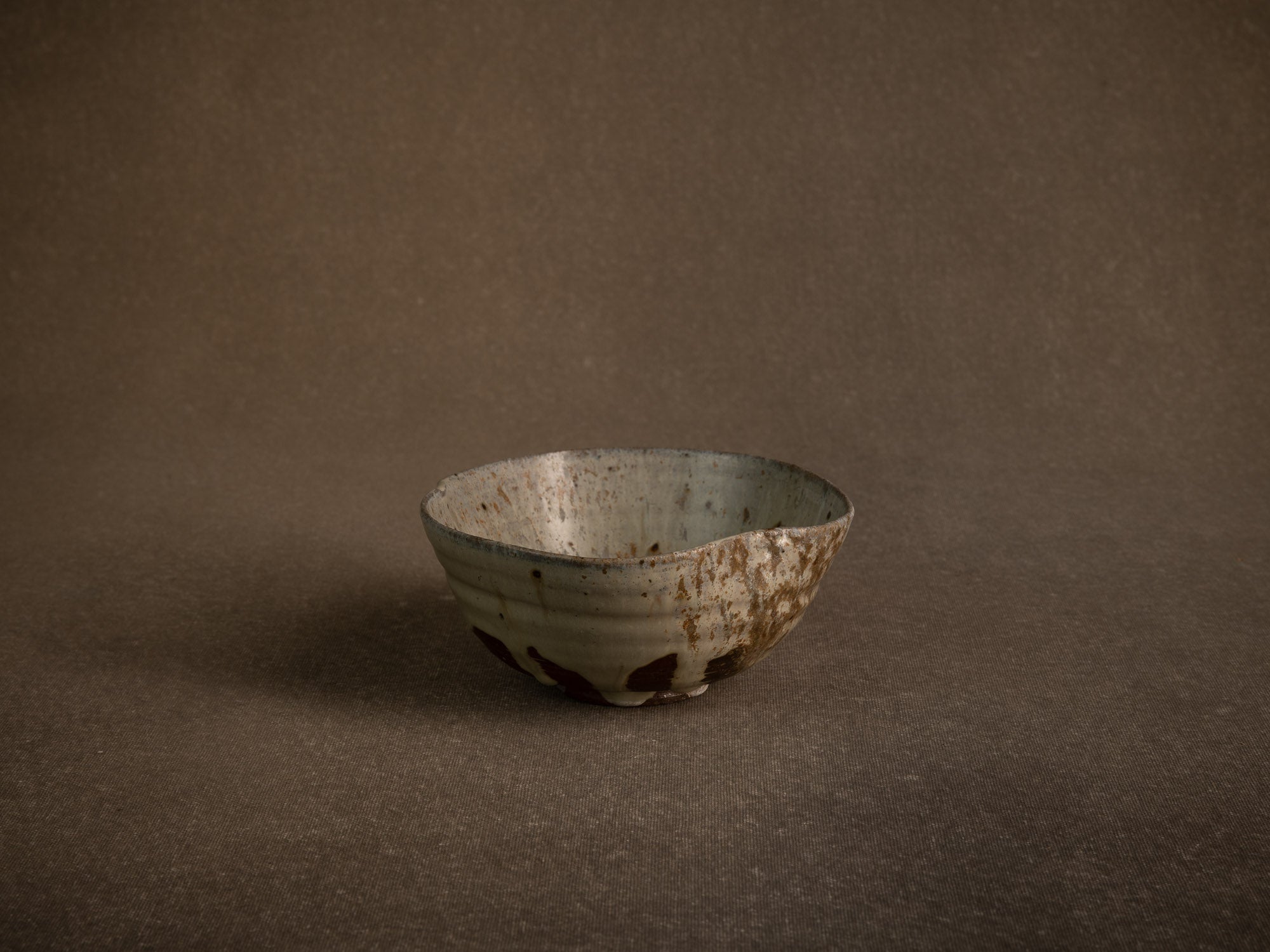 Large bol à thé chawan en grès de Puisaye par Jean‑Michel Doix, France (vers 1970)..Large, distorted chawan tea bowl in stoneware by Jean‑Michel Doix, France (circa 1970)