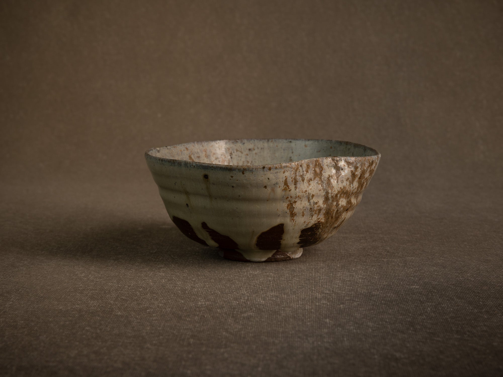 Large bol à thé chawan en grès de Puisaye par Jean‑Michel Doix, France (vers 1970)..Large, distorted chawan tea bowl in stoneware by Jean‑Michel Doix, France (circa 1970)