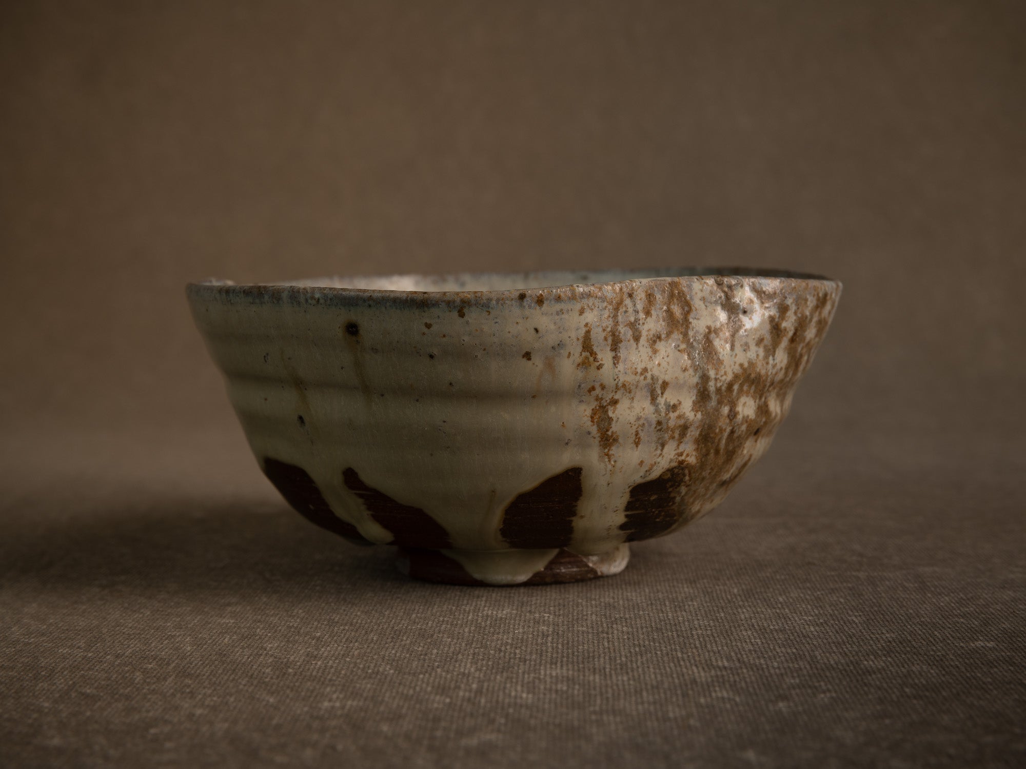 Large bol à thé chawan en grès de Puisaye par Jean‑Michel Doix, France (vers 1970)..Large, distorted chawan tea bowl in stoneware by Jean‑Michel Doix, France (circa 1970)