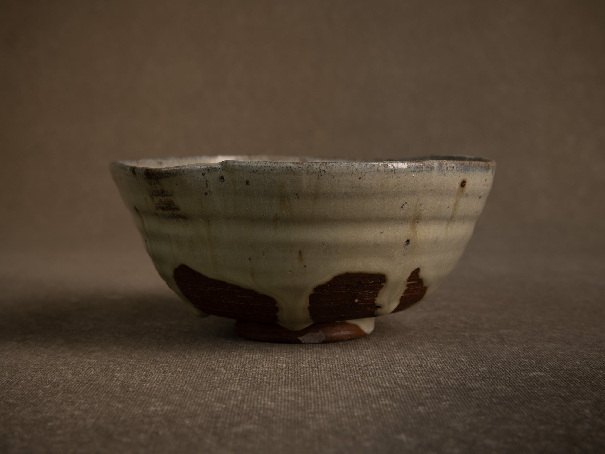 Large bol à thé chawan en grès de Puisaye par Jean‑Michel Doix, France (vers 1970)..Large, distorted chawan tea bowl in stoneware by Jean‑Michel Doix, France (circa 1970)
