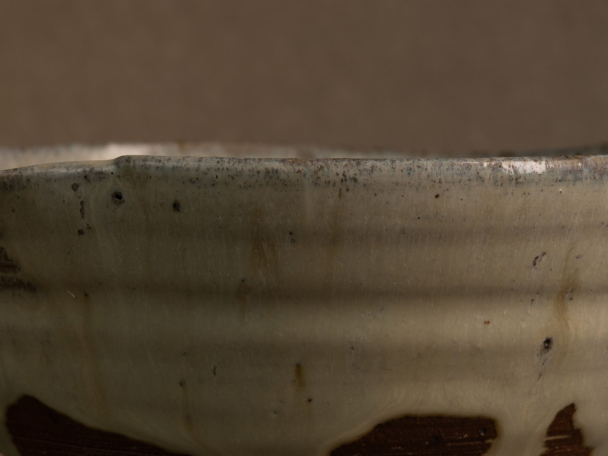 Large bol à thé chawan en grès de Puisaye par Jean‑Michel Doix, France (vers 1970)..Large, distorted chawan tea bowl in stoneware by Jean‑Michel Doix, France (circa 1970)