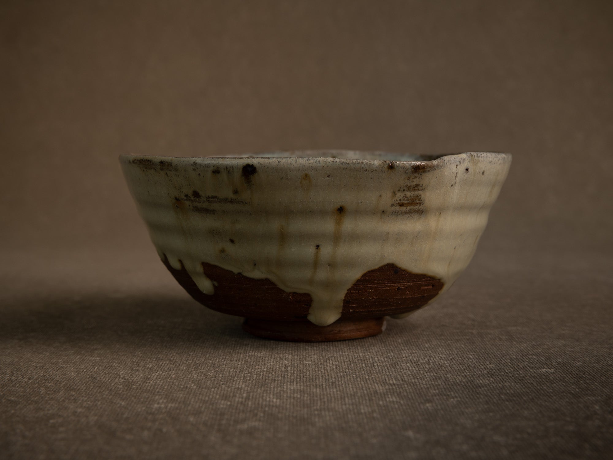 Large bol à thé chawan en grès de Puisaye par Jean‑Michel Doix, France (vers 1970)..Large, distorted chawan tea bowl in stoneware by Jean‑Michel Doix, France (circa 1970)