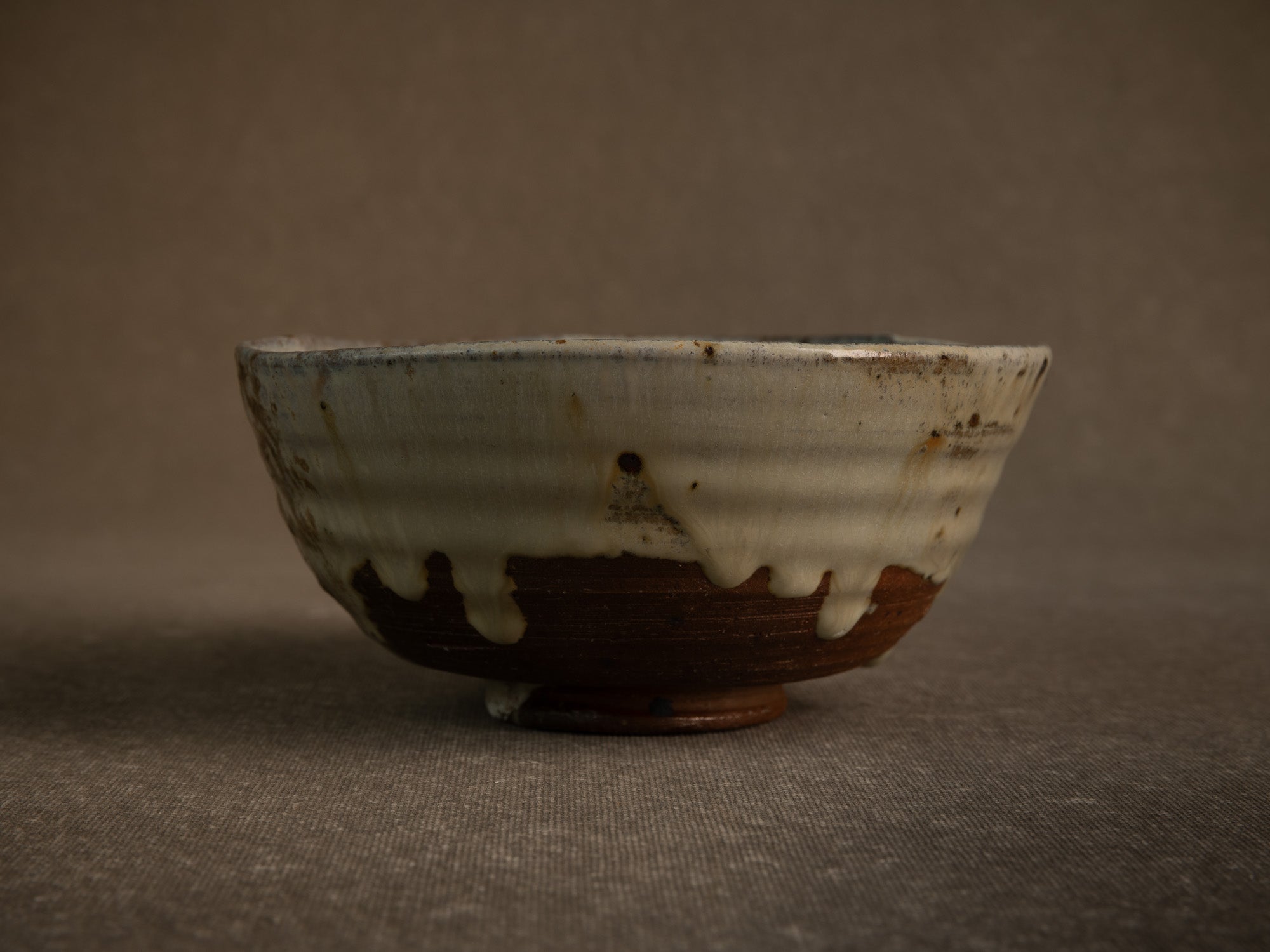 Large bol à thé chawan en grès de Puisaye par Jean‑Michel Doix, France (vers 1970)..Large, distorted chawan tea bowl in stoneware by Jean‑Michel Doix, France (circa 1970)