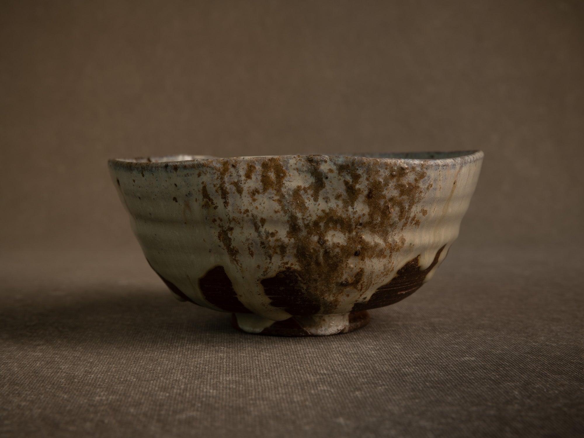 Large bol à thé chawan en grès de Puisaye par Jean‑Michel Doix, France (vers 1970)..Large, distorted chawan tea bowl in stoneware by Jean‑Michel Doix, France (circa 1970)
