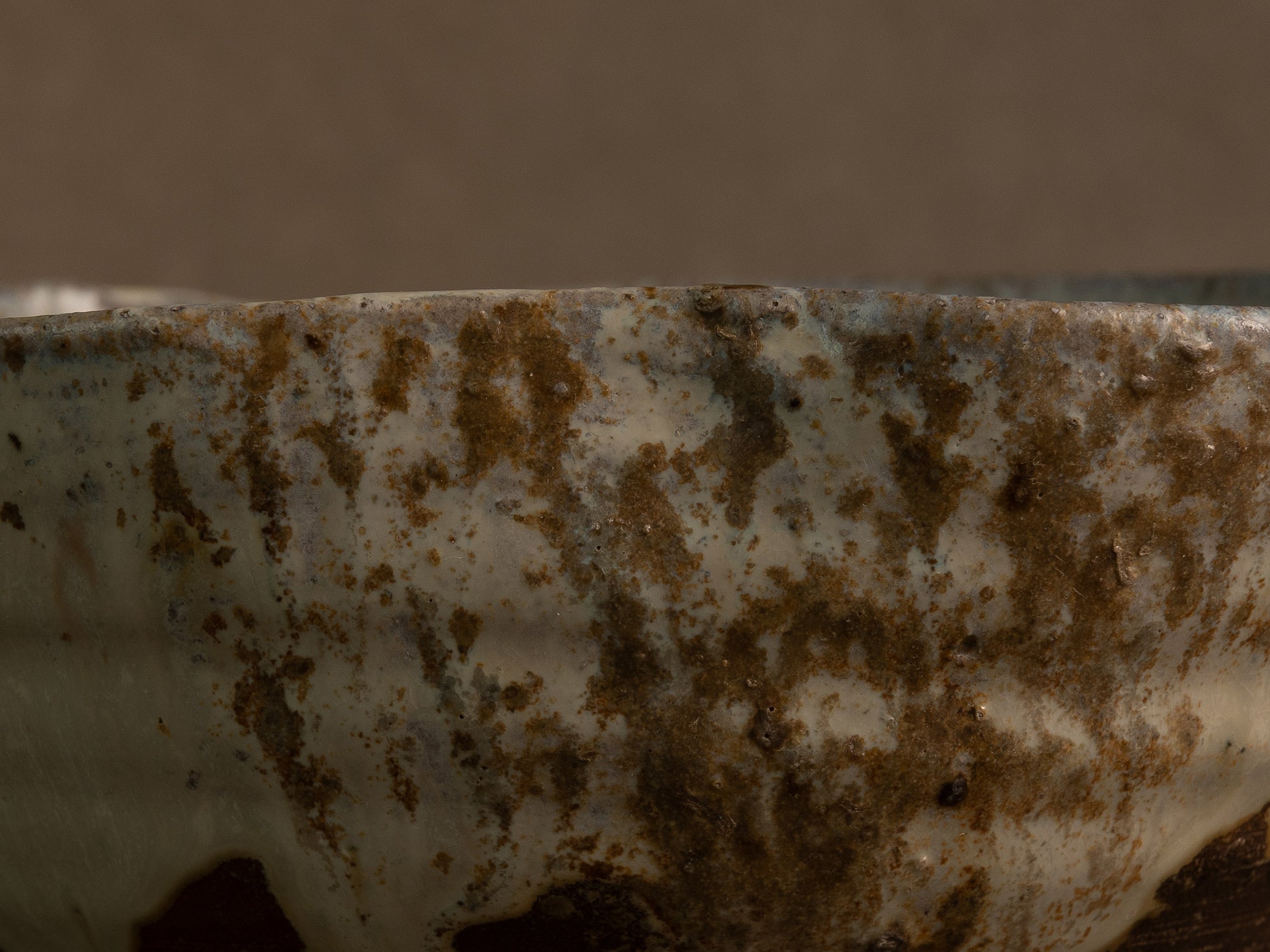 Large bol à thé chawan en grès de Puisaye par Jean‑Michel Doix, France (vers 1970)..Large, distorted chawan tea bowl in stoneware by Jean‑Michel Doix, France (circa 1970)