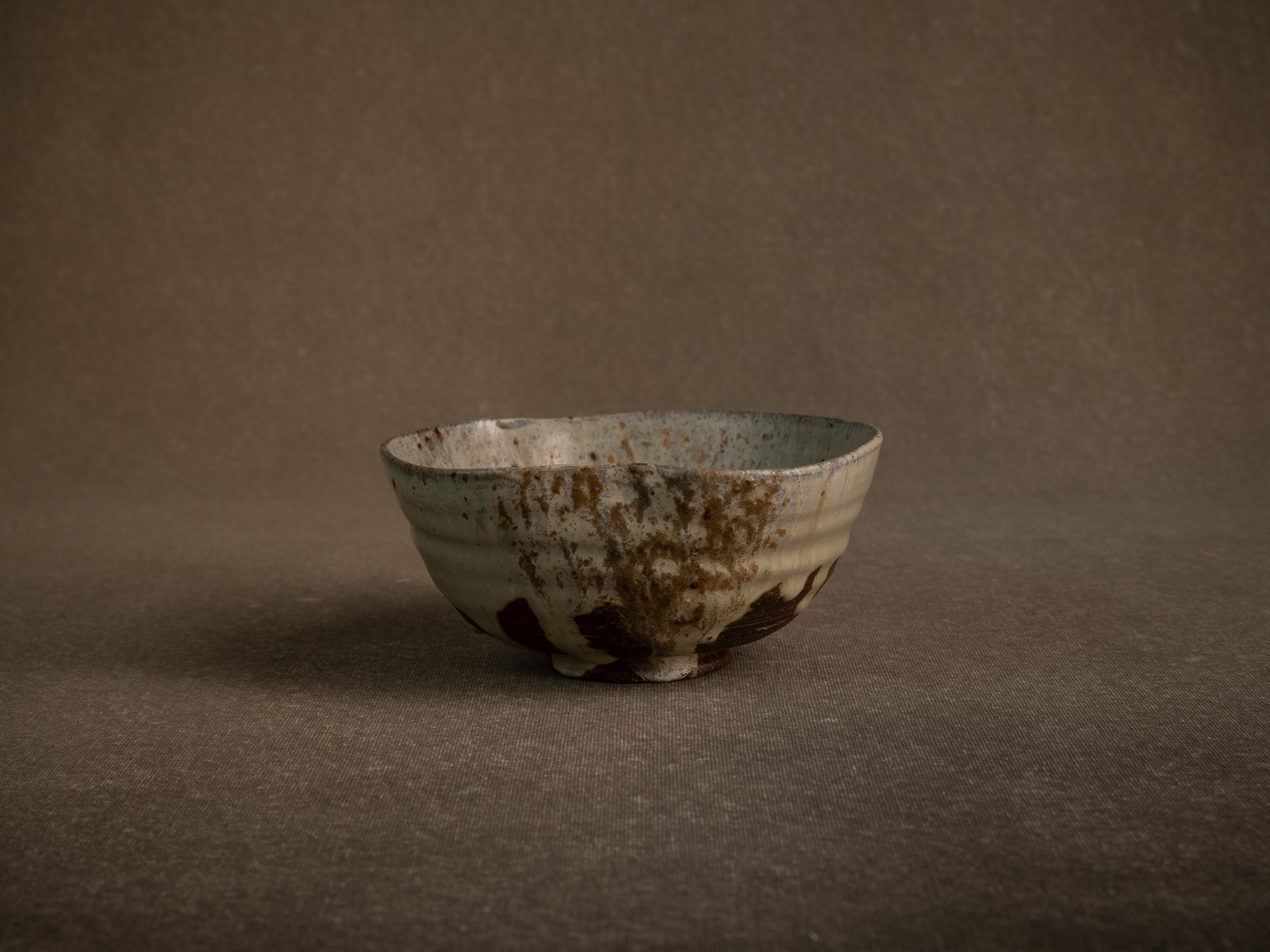 Large bol à thé chawan en grès de Puisaye par Jean‑Michel Doix, France (vers 1970)..Large, distorted chawan tea bowl in stoneware by Jean‑Michel Doix, France (circa 1970)