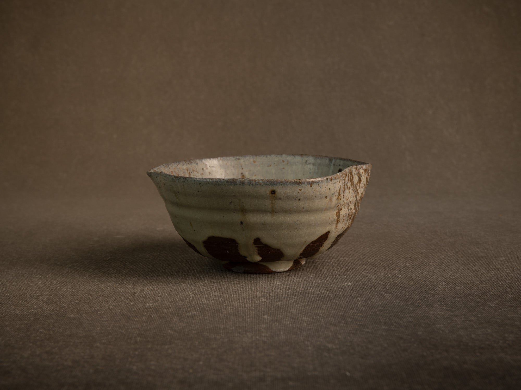 Large bol à thé chawan en grès de Puisaye par Jean‑Michel Doix, France (vers 1970)..Large, distorted chawan tea bowl in stoneware by Jean‑Michel Doix, France (circa 1970)