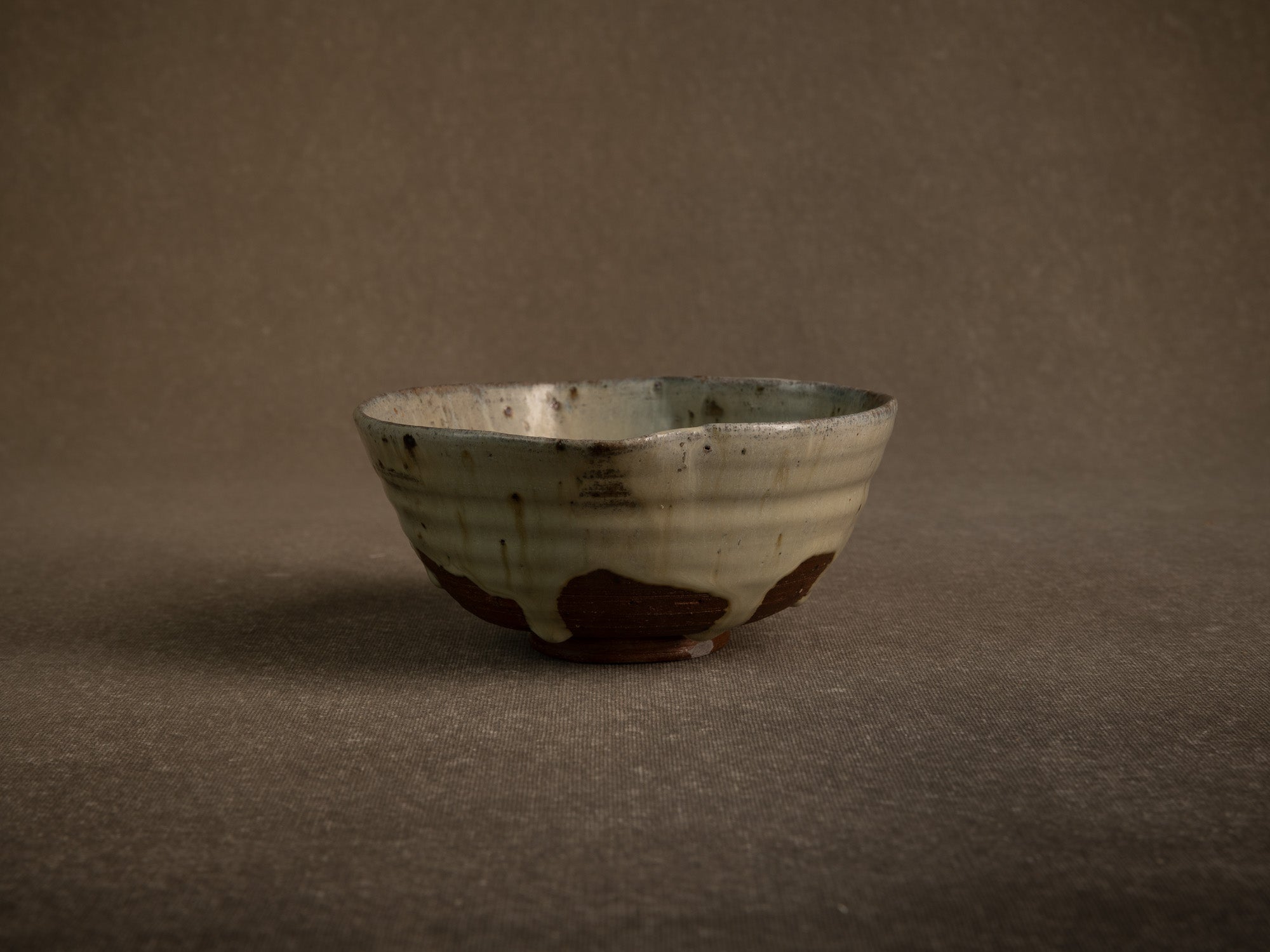 Large bol à thé chawan en grès de Puisaye par Jean‑Michel Doix, France (vers 1970)..Large, distorted chawan tea bowl in stoneware by Jean‑Michel Doix, France (circa 1970)