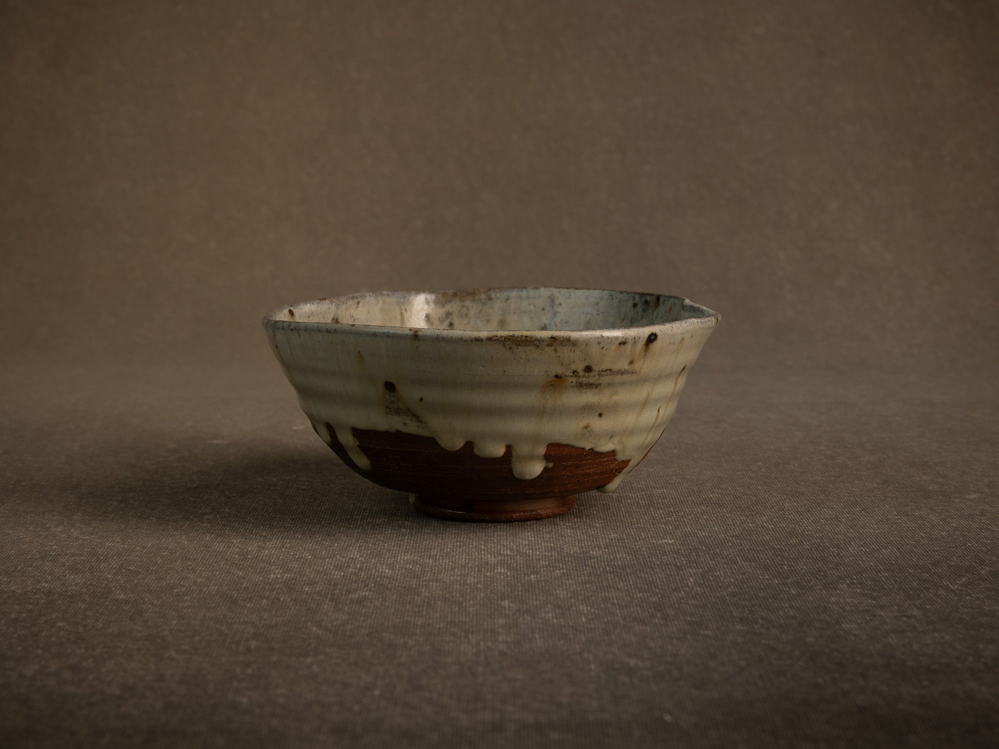 Large bol à thé chawan en grès de Puisaye par Jean‑Michel Doix, France (vers 1970)..Large, distorted chawan tea bowl in stoneware by Jean‑Michel Doix, France (circa 1970)