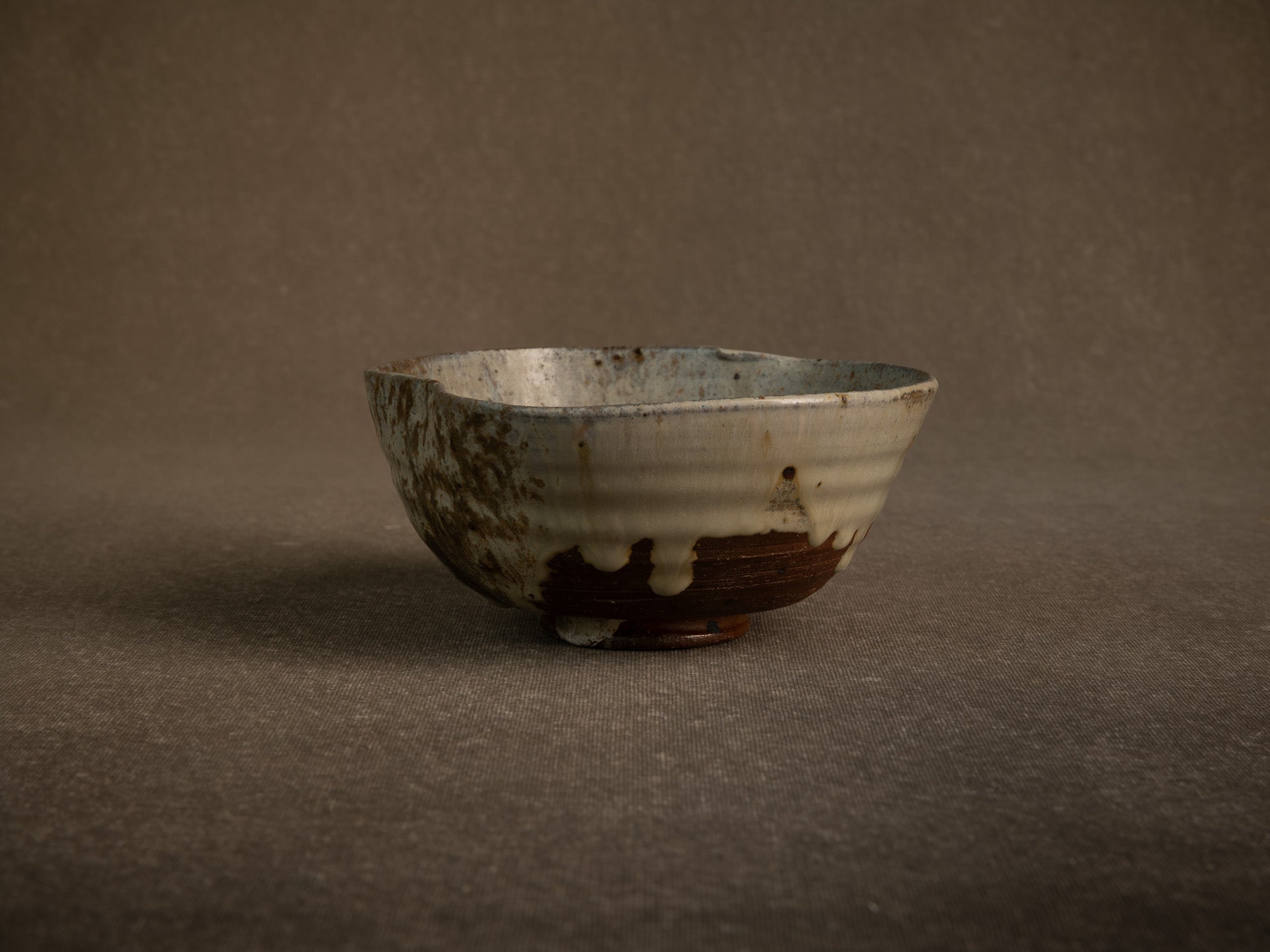 Large bol à thé chawan en grès de Puisaye par Jean‑Michel Doix, France (vers 1970)..Large, distorted chawan tea bowl in stoneware by Jean‑Michel Doix, France (circa 1970)