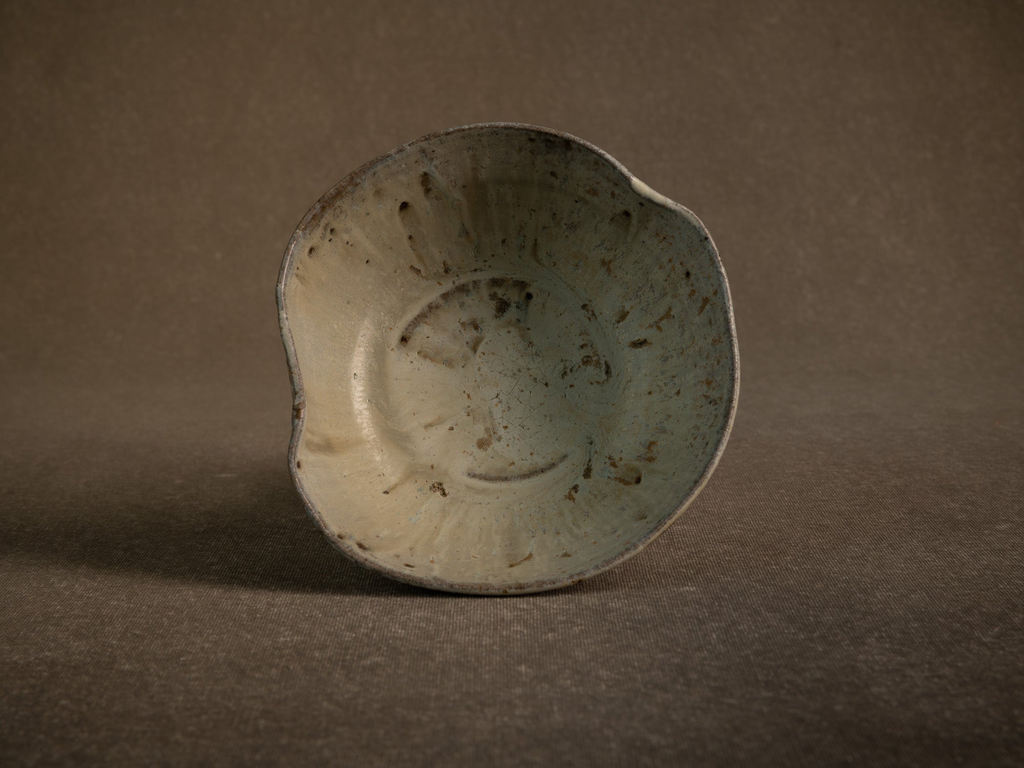 Large bol à thé chawan en grès de Puisaye par Jean‑Michel Doix, France (vers 1970)..Large, distorted chawan tea bowl in stoneware by Jean‑Michel Doix, France (circa 1970)