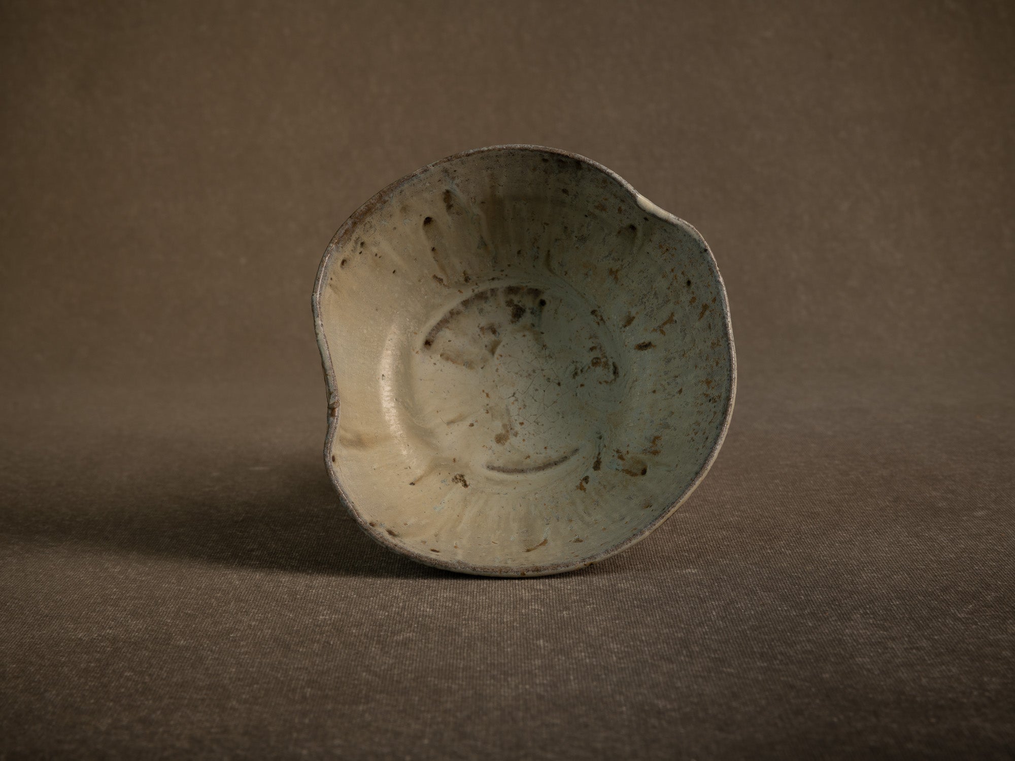 Large bol à thé chawan en grès de Puisaye par Jean‑Michel Doix, France (vers 1970)..Large, distorted chawan tea bowl in stoneware by Jean‑Michel Doix, France (circa 1970)