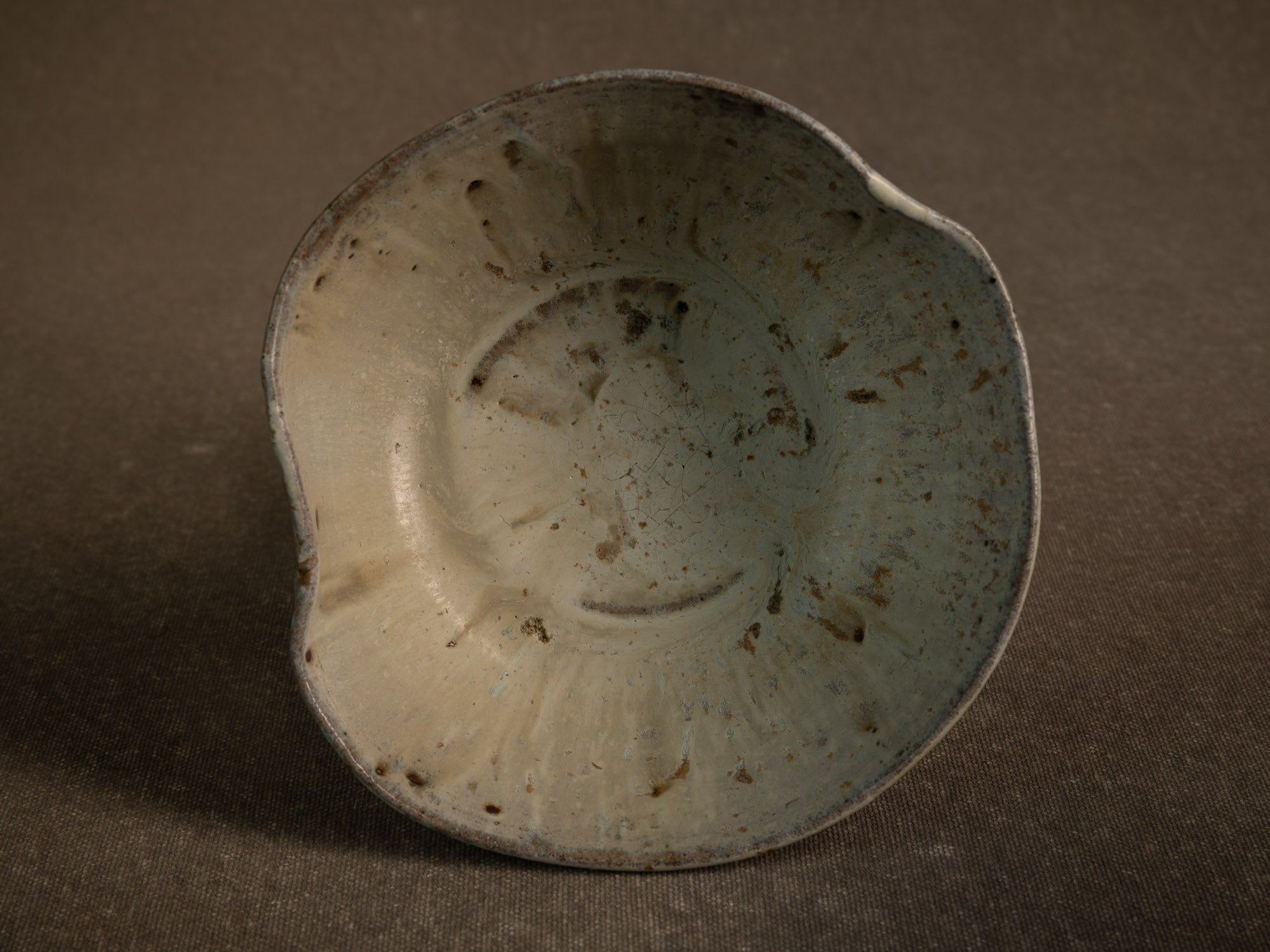 Large bol à thé chawan en grès de Puisaye par Jean‑Michel Doix, France (vers 1970)..Large, distorted chawan tea bowl in stoneware by Jean‑Michel Doix, France (circa 1970)