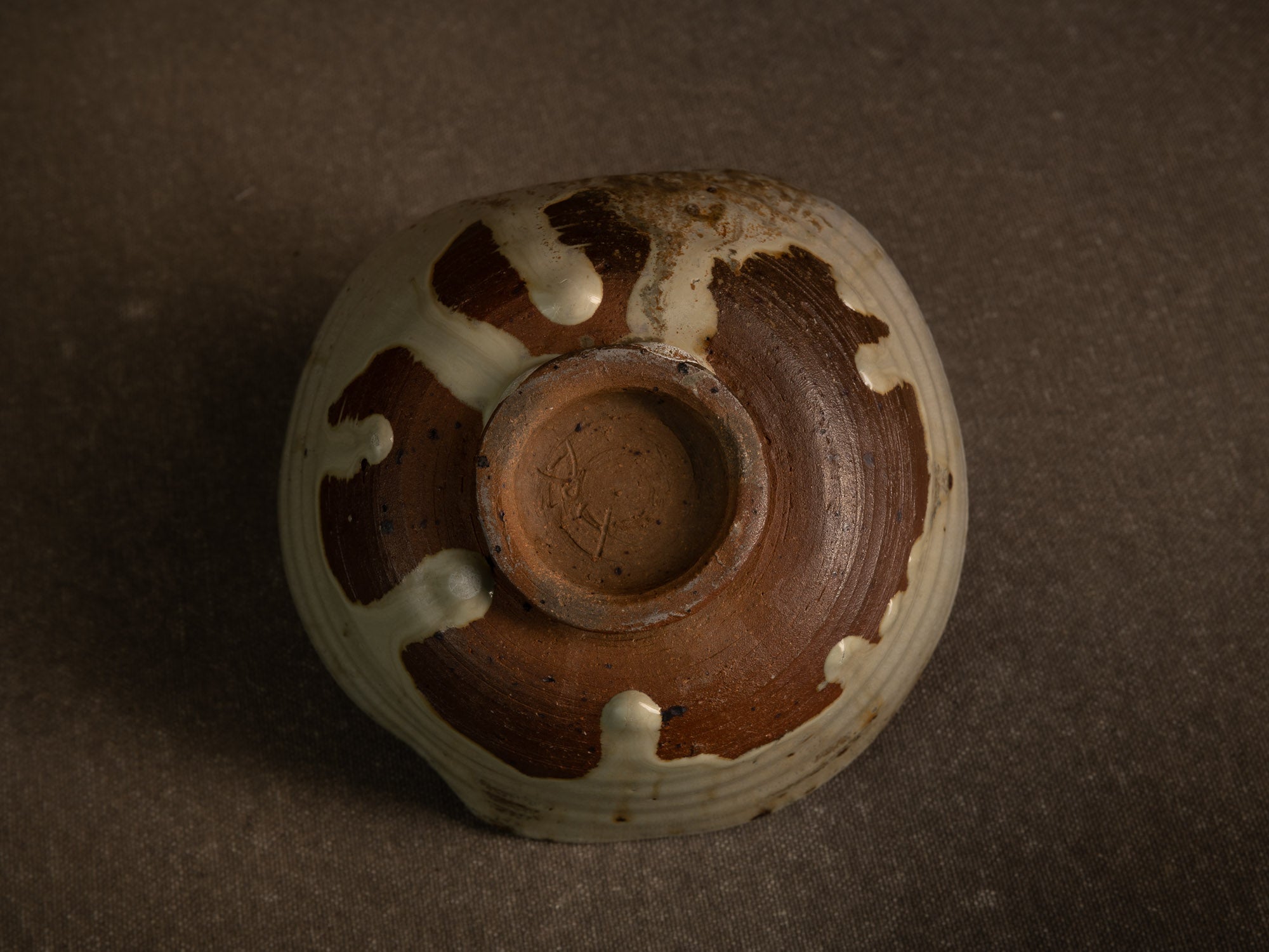 Large bol à thé chawan en grès de Puisaye par Jean‑Michel Doix, France (vers 1970)..Large, distorted chawan tea bowl in stoneware by Jean‑Michel Doix, France (circa 1970)