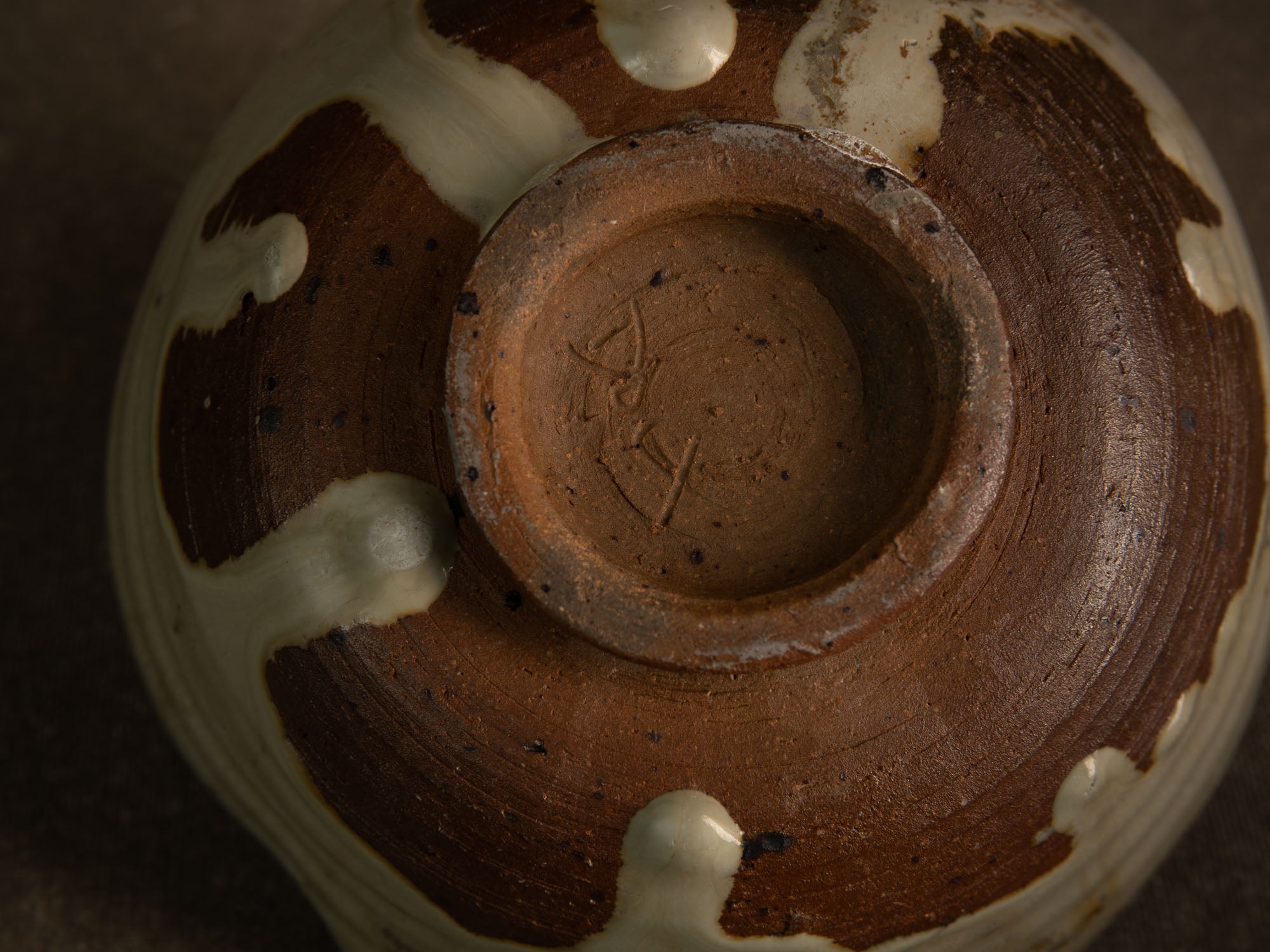 Large bol à thé chawan en grès de Puisaye par Jean‑Michel Doix, France (vers 1970)..Large, distorted chawan tea bowl in stoneware by Jean‑Michel Doix, France (circa 1970)
