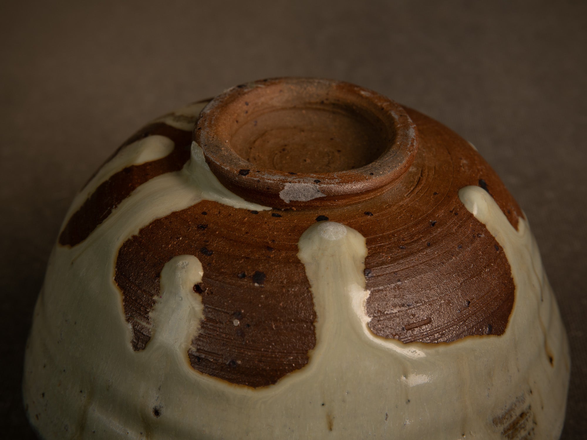 Large bol à thé chawan en grès de Puisaye par Jean‑Michel Doix, France (vers 1970)..Large, distorted chawan tea bowl in stoneware by Jean‑Michel Doix, France (circa 1970)