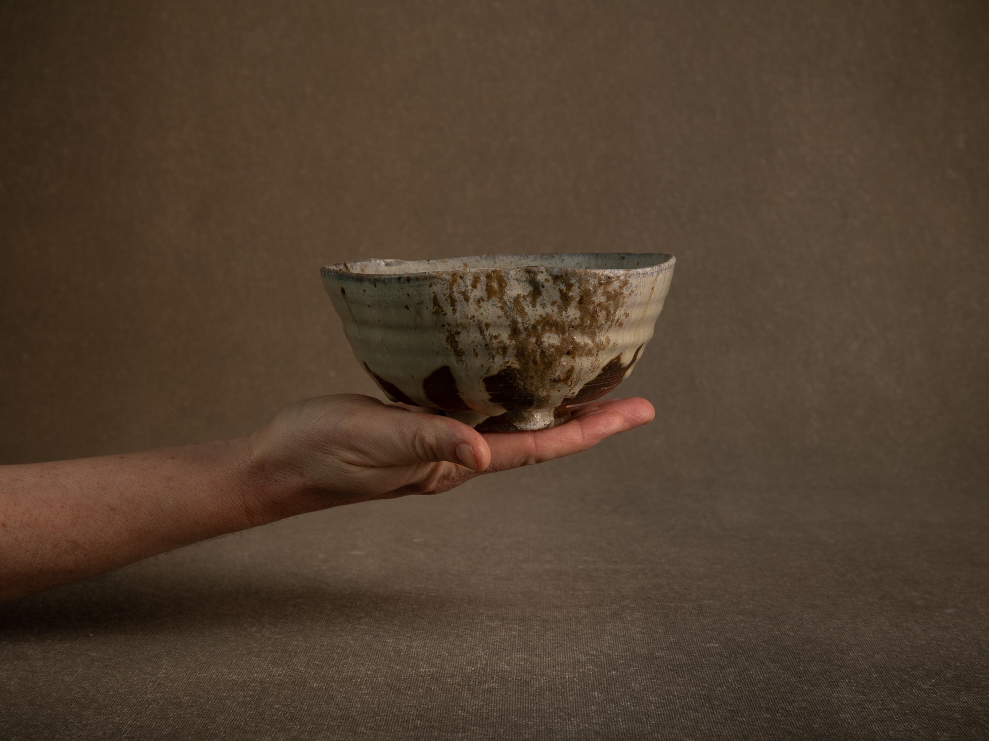 Large bol à thé chawan en grès de Puisaye par Jean‑Michel Doix, France (vers 1970)..Large, distorted chawan tea bowl in stoneware by Jean‑Michel Doix, France (circa 1970)