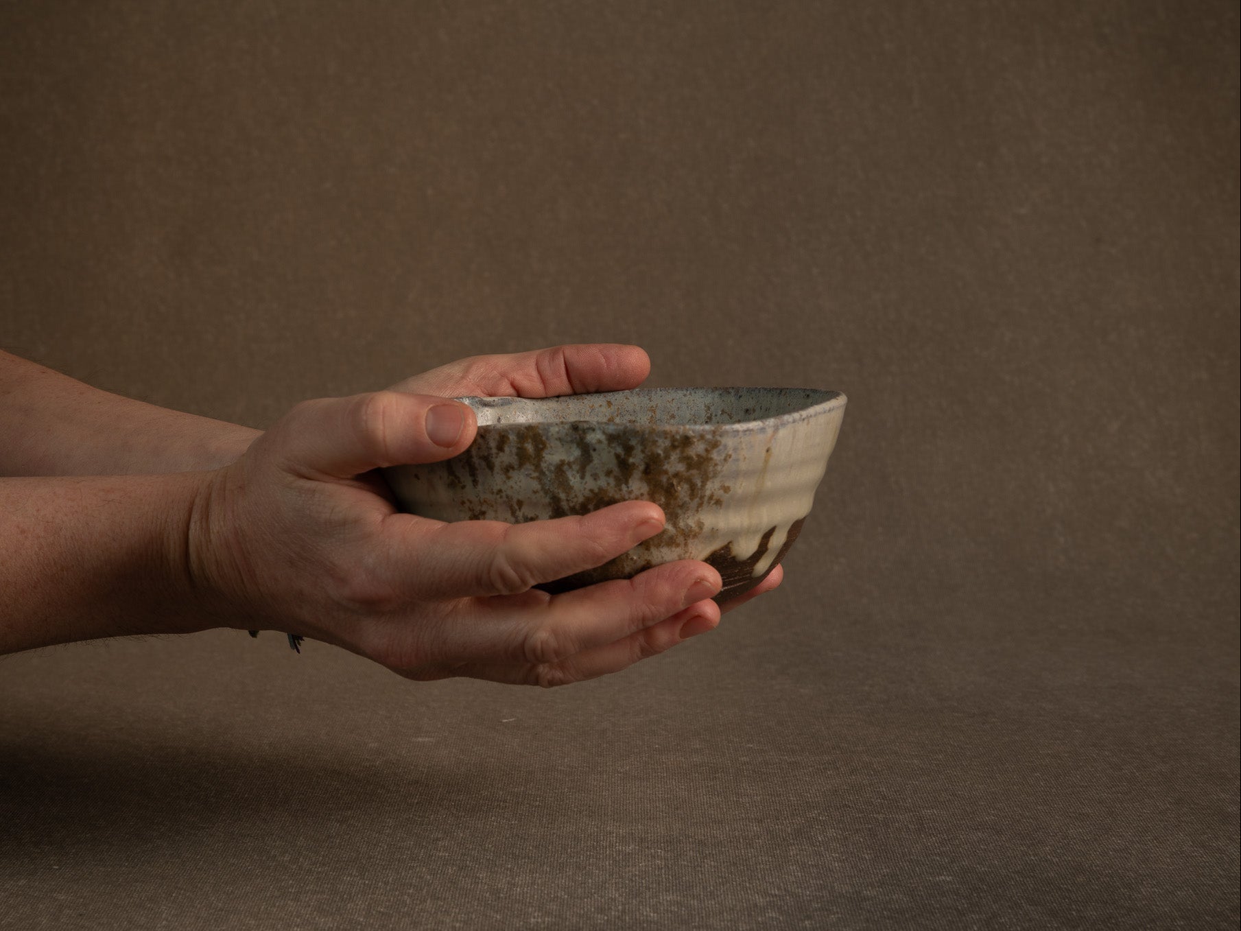 Large bol à thé chawan en grès de Puisaye par Jean‑Michel Doix, France (vers 1970)..Large, distorted chawan tea bowl in stoneware by Jean‑Michel Doix, France (circa 1970)