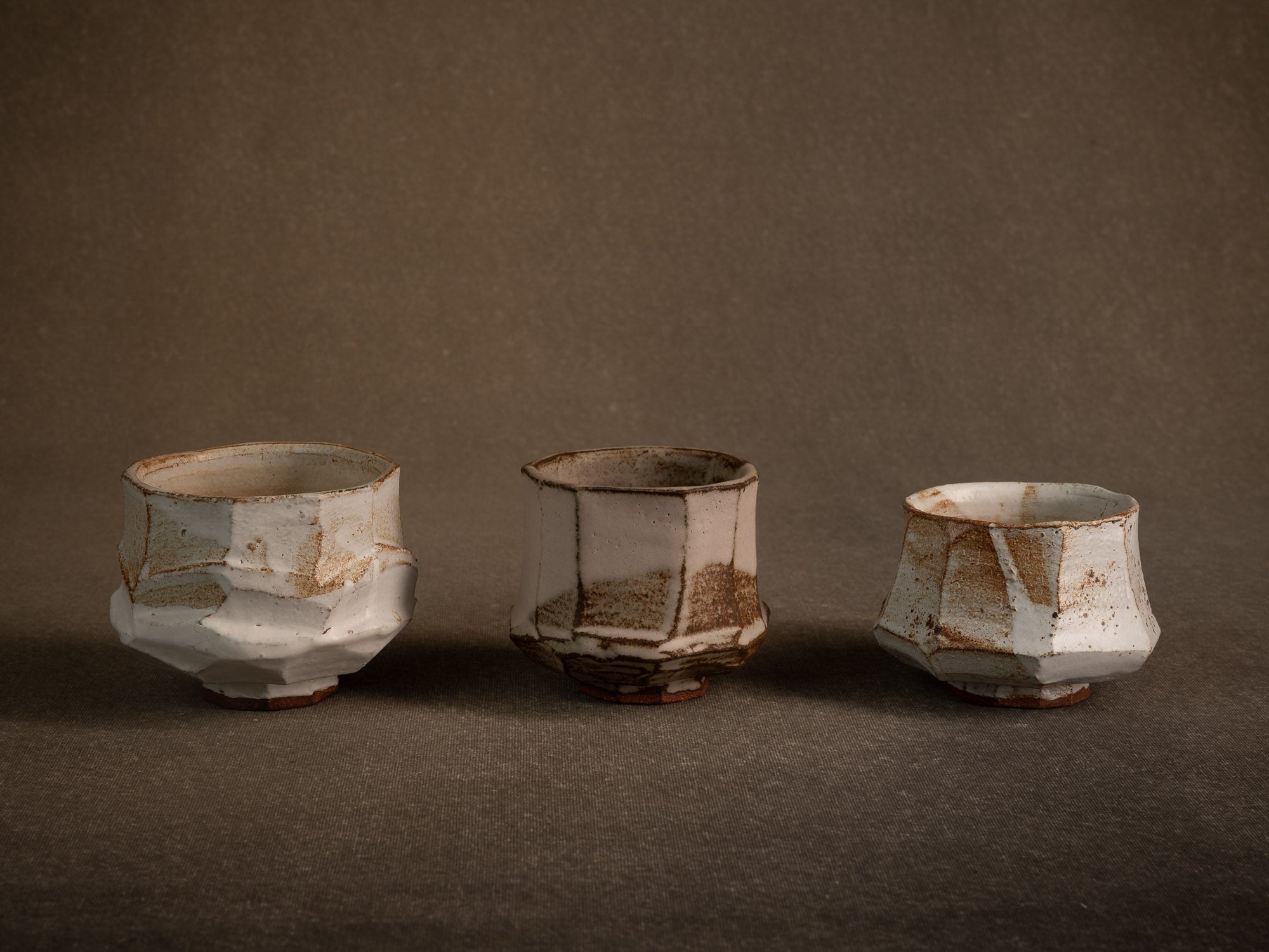 Trio de bols à thé chawan en grès par Michel Moglia, France (vers 2000)..Trio of stoneware chawan tea bowls by Michel Moglia, France (circa 2000)