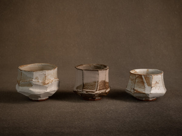 Trio de bols à thé chawan en grès par Michel Moglia, France (vers 2000)..Trio of stoneware chawan tea bowls by Michel Moglia, France (circa 2000)