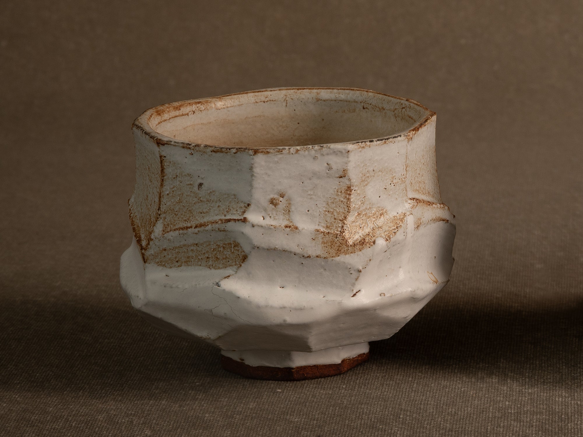 Trio de bols à thé chawan en grès par Michel Moglia, France (vers 2000)..Trio of stoneware chawan tea bowls by Michel Moglia, France (circa 2000)