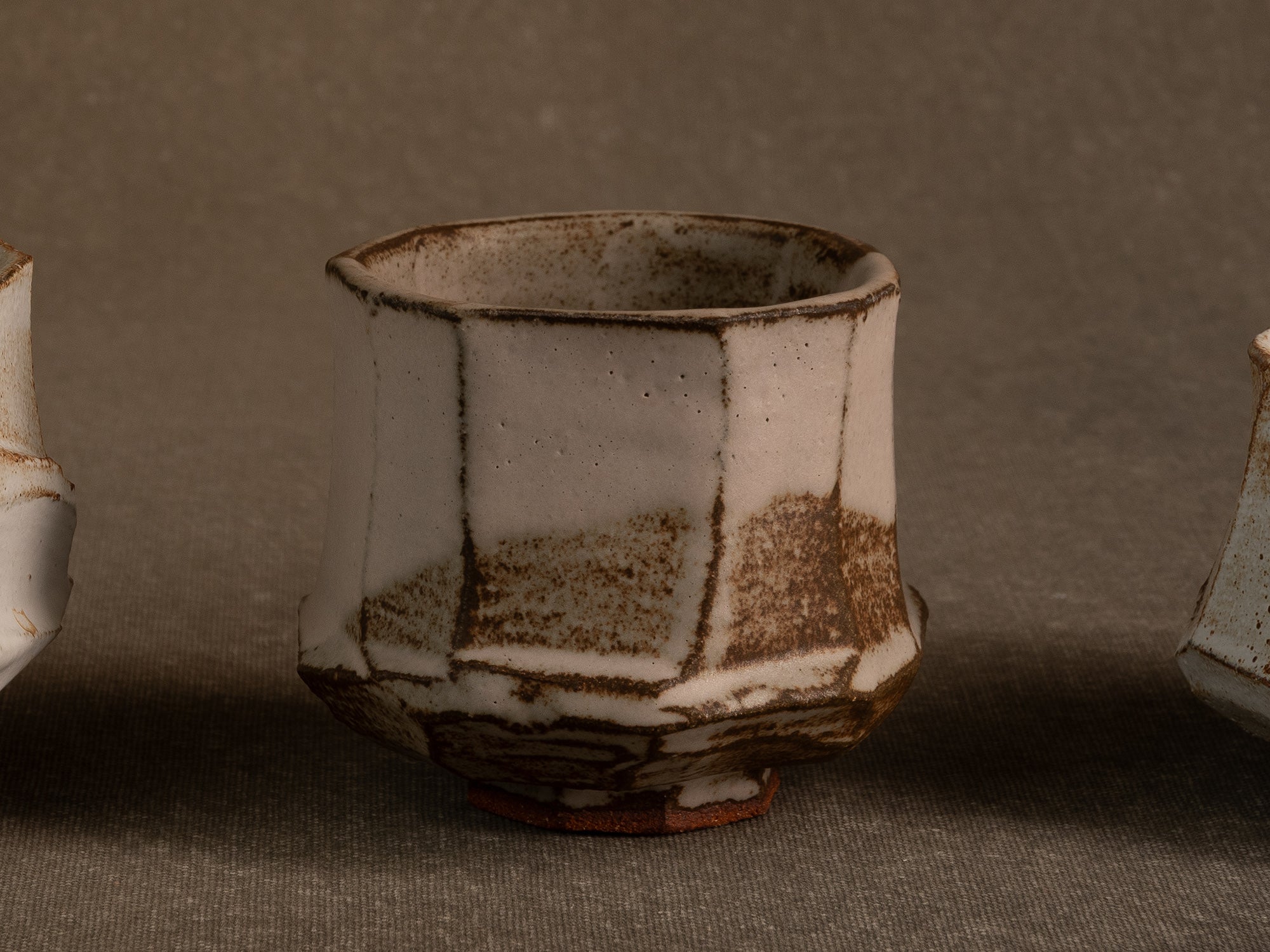 Trio de bols à thé chawan en grès par Michel Moglia, France (vers 2000)..Trio of stoneware chawan tea bowls by Michel Moglia, France (circa 2000)
