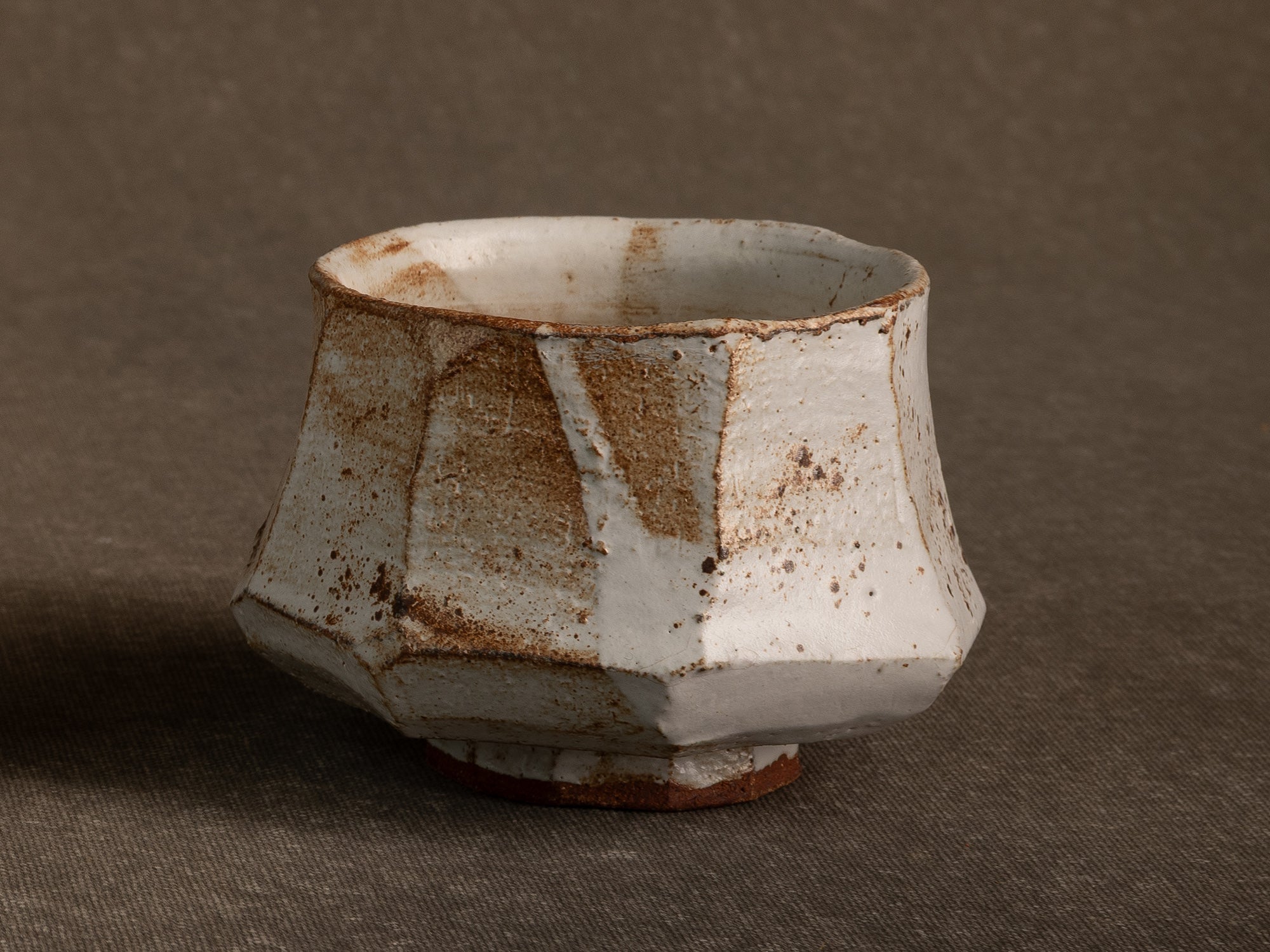 Trio de bols à thé chawan en grès par Michel Moglia, France (vers 2000)..Trio of stoneware chawan tea bowls by Michel Moglia, France (circa 2000)