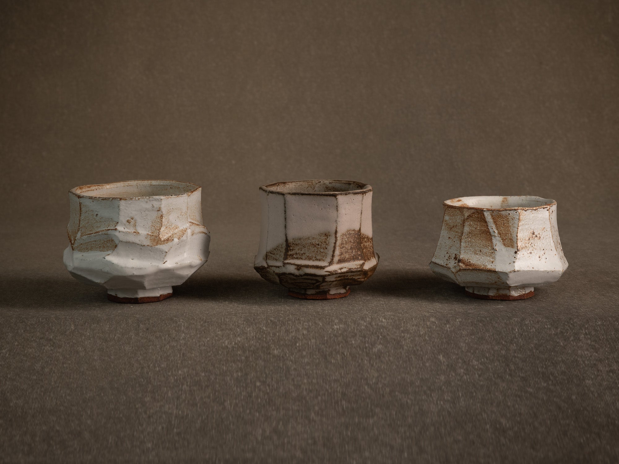 Trio de bols à thé chawan en grès par Michel Moglia, France (vers 2000)..Trio of stoneware chawan tea bowls by Michel Moglia, France (circa 2000)