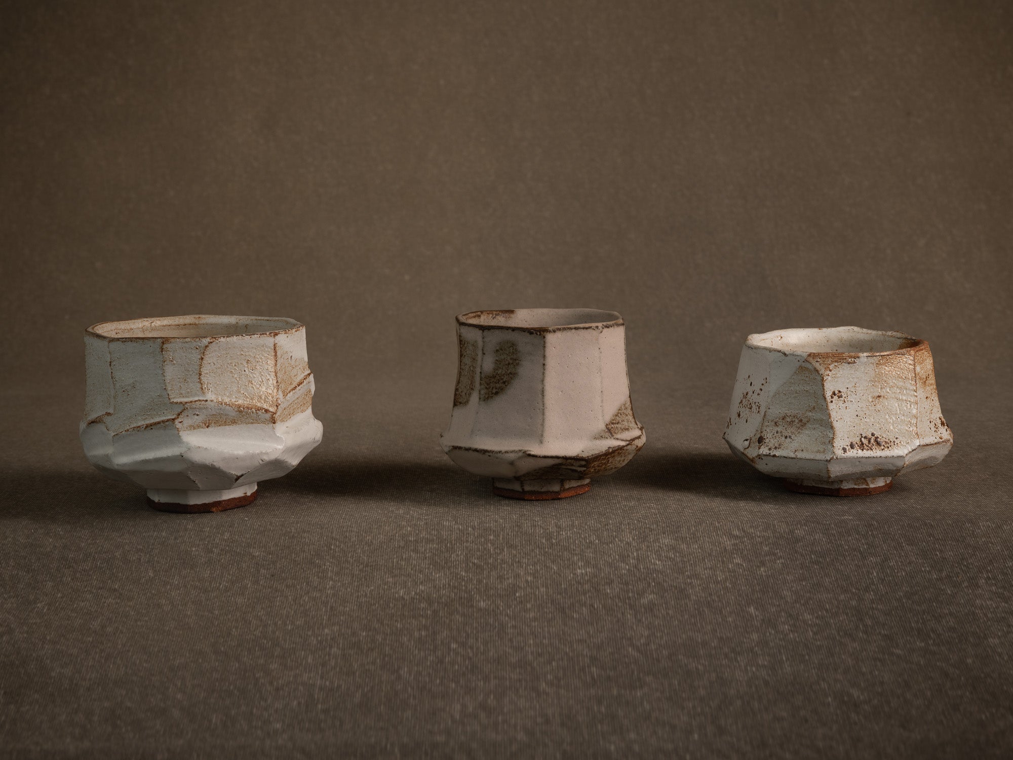 Trio de bols à thé chawan en grès par Michel Moglia, France (vers 2000)..Trio of stoneware chawan tea bowls by Michel Moglia, France (circa 2000)
