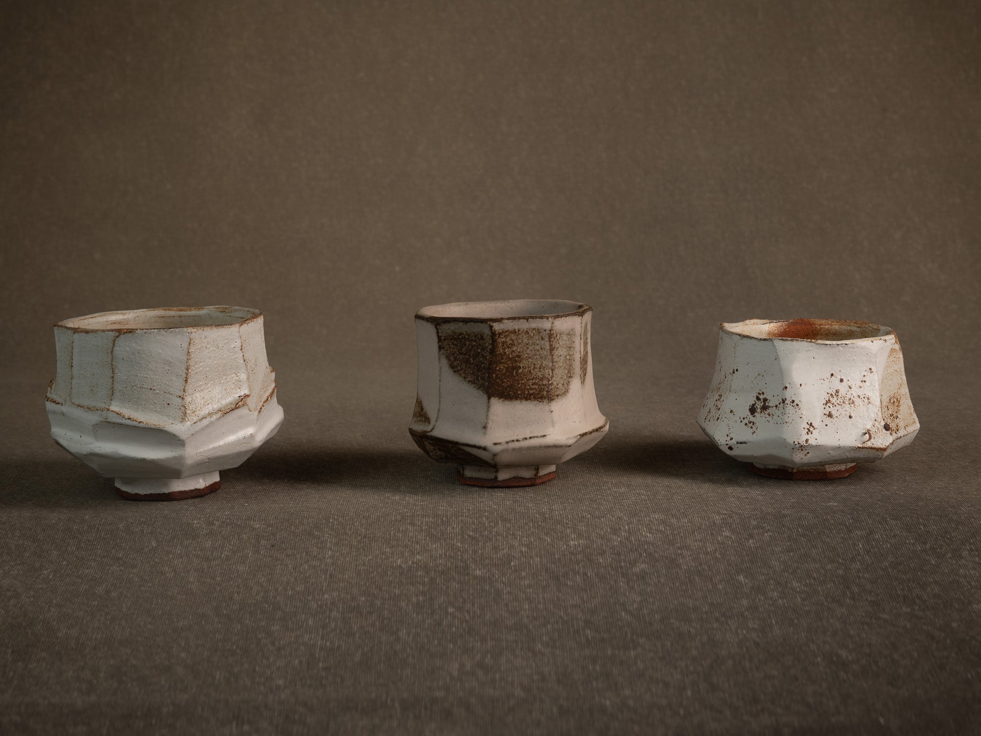 Trio de bols à thé chawan en grès par Michel Moglia, France (vers 2000)..Trio of stoneware chawan tea bowls by Michel Moglia, France (circa 2000)