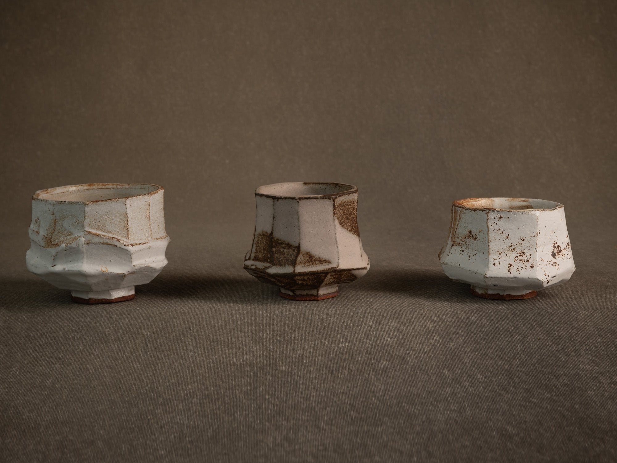 Trio de bols à thé chawan en grès par Michel Moglia, France (vers 2000)..Trio of stoneware chawan tea bowls by Michel Moglia, France (circa 2000)