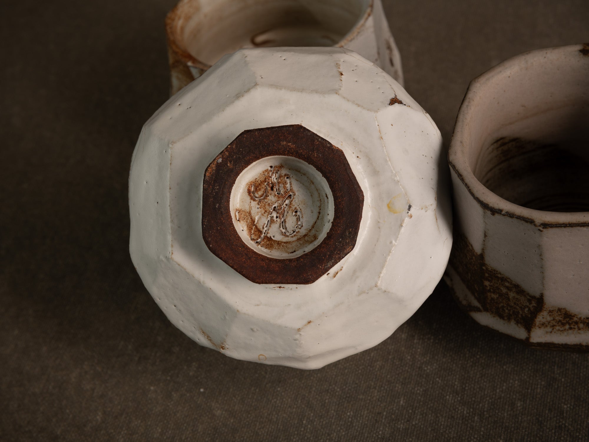 Trio de bols à thé chawan en grès par Michel Moglia, France (vers 2000)..Trio of stoneware chawan tea bowls by Michel Moglia, France (circa 2000)