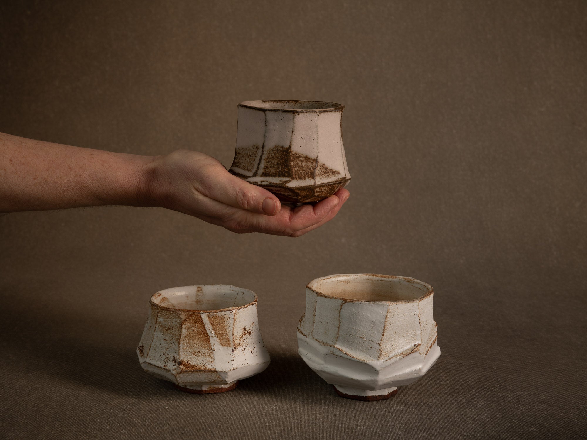 Trio de bols à thé chawan en grès par Michel Moglia, France (vers 2000)..Trio of stoneware chawan tea bowls by Michel Moglia, France (circa 2000)
