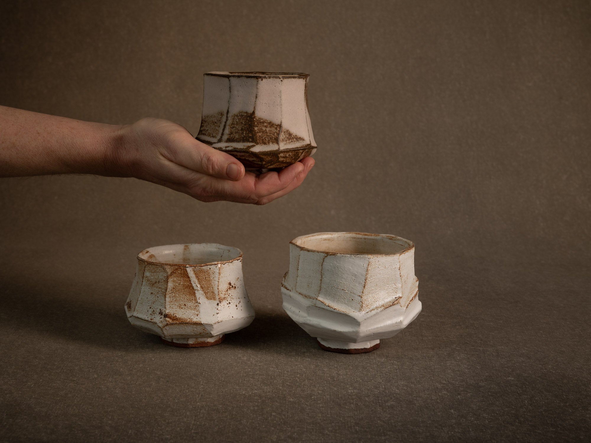 Trio de bols à thé chawan en grès par Michel Moglia, France (vers 2000)..Trio of stoneware chawan tea bowls by Michel Moglia, France (circa 2000)