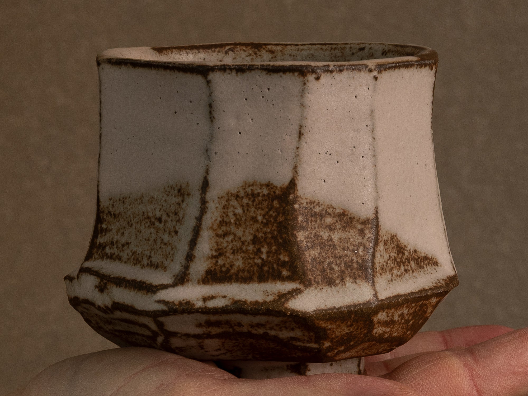 Trio de bols à thé chawan en grès par Michel Moglia, France (vers 2000)..Trio of stoneware chawan tea bowls by Michel Moglia, France (circa 2000)