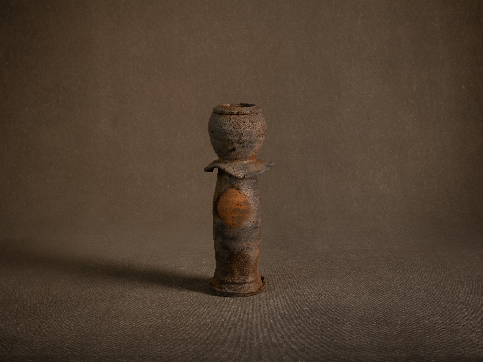 Vase hanaire style Ko-Bizen en grès de La Borne de Steen Kepp, France (vers 1980-85)..Botamochi Ko-Bizen style hanaire stoneware vase in La Borne by Steen Kepp, France (circa 1980-85)