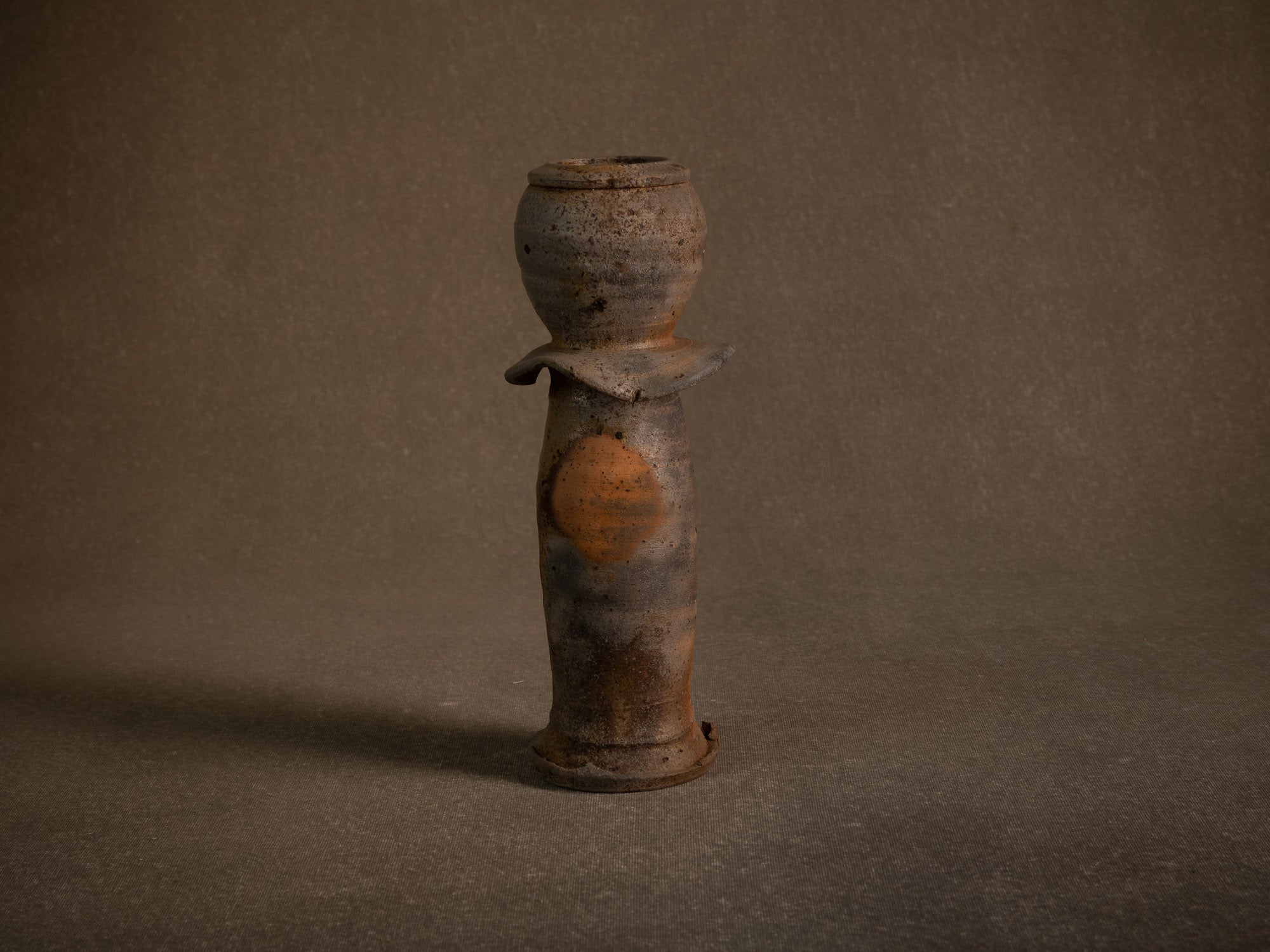 Vase hanaire style Ko-Bizen en grès de La Borne de Steen Kepp, France (vers 1980-85)..Botamochi Ko-Bizen style hanaire stoneware vase in La Borne by Steen Kepp, France (circa 1980-85)