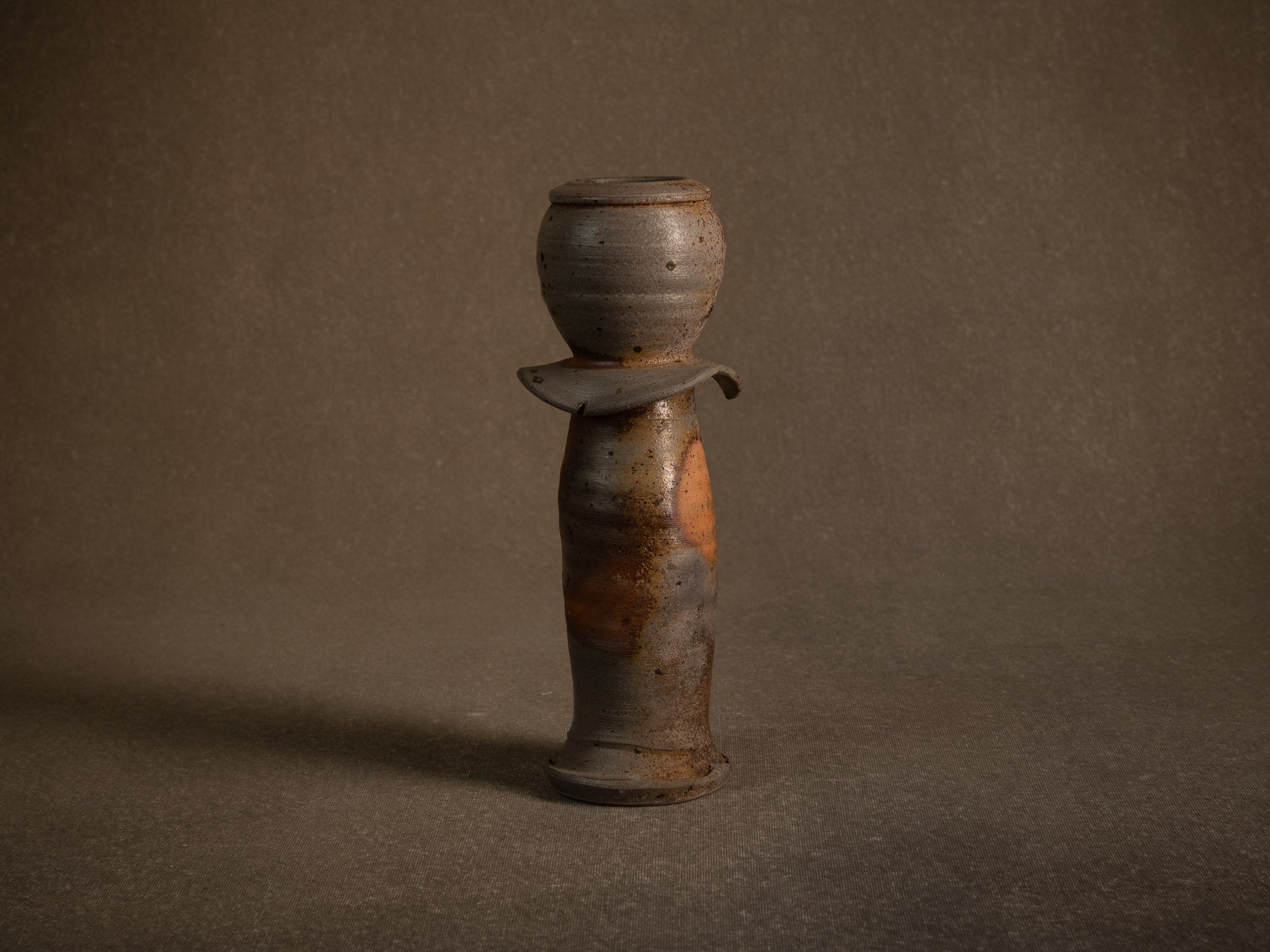 Vase hanaire style Ko-Bizen en grès de La Borne de Steen Kepp, France (vers 1980-85)..Botamochi Ko-Bizen style hanaire stoneware vase in La Borne by Steen Kepp, France (circa 1980-85)